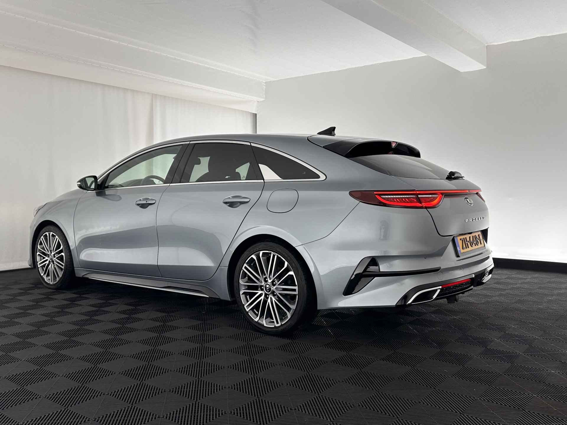 Kia ProCeed 1.6 CRDi GT-PlusLine-Sportpack Aut. *PANO | JBL-AUDIO | FULL-LED | LEATHER-ALCANTARA | KEYLESS | MEMORY-PACK | ADAPTIVE-CRUISE | CAMERA | LANE-ASSIST | SPORT-SEATS | NAVI-FULLMAP | SHIFT-PADDLES | DAB+ | TOWBAR | 18''ALU* - 4/34