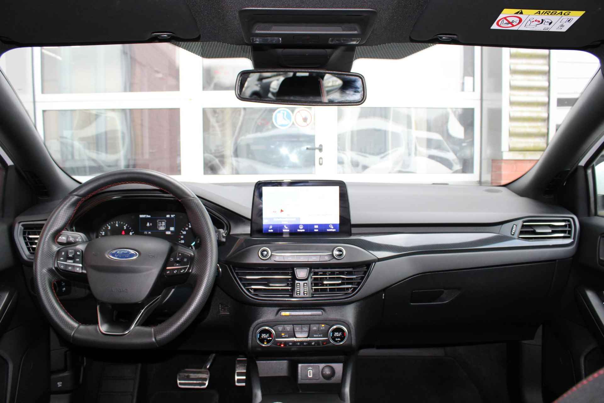 Ford Focus Wagon 1.5 EcoBoost ST Line Business | 150pk Automaat! | Wegklapbare trekhaak | Winter pack | Adaptive cruise control | Camera | All season banden - 12/38