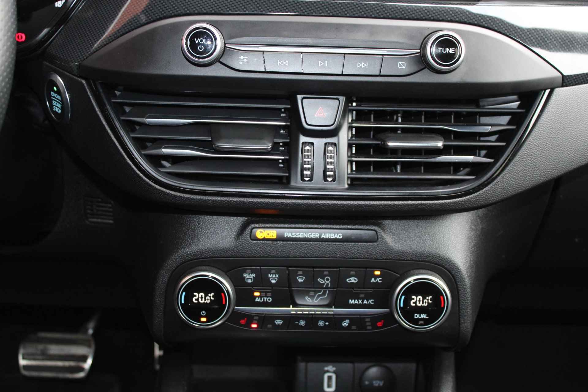 Ford Focus Wagon 1.5 EcoBoost ST Line Business | 150pk Automaat! | Wegklapbare trekhaak | Winter pack | Adaptive cruise control | Camera | All season banden - 14/38