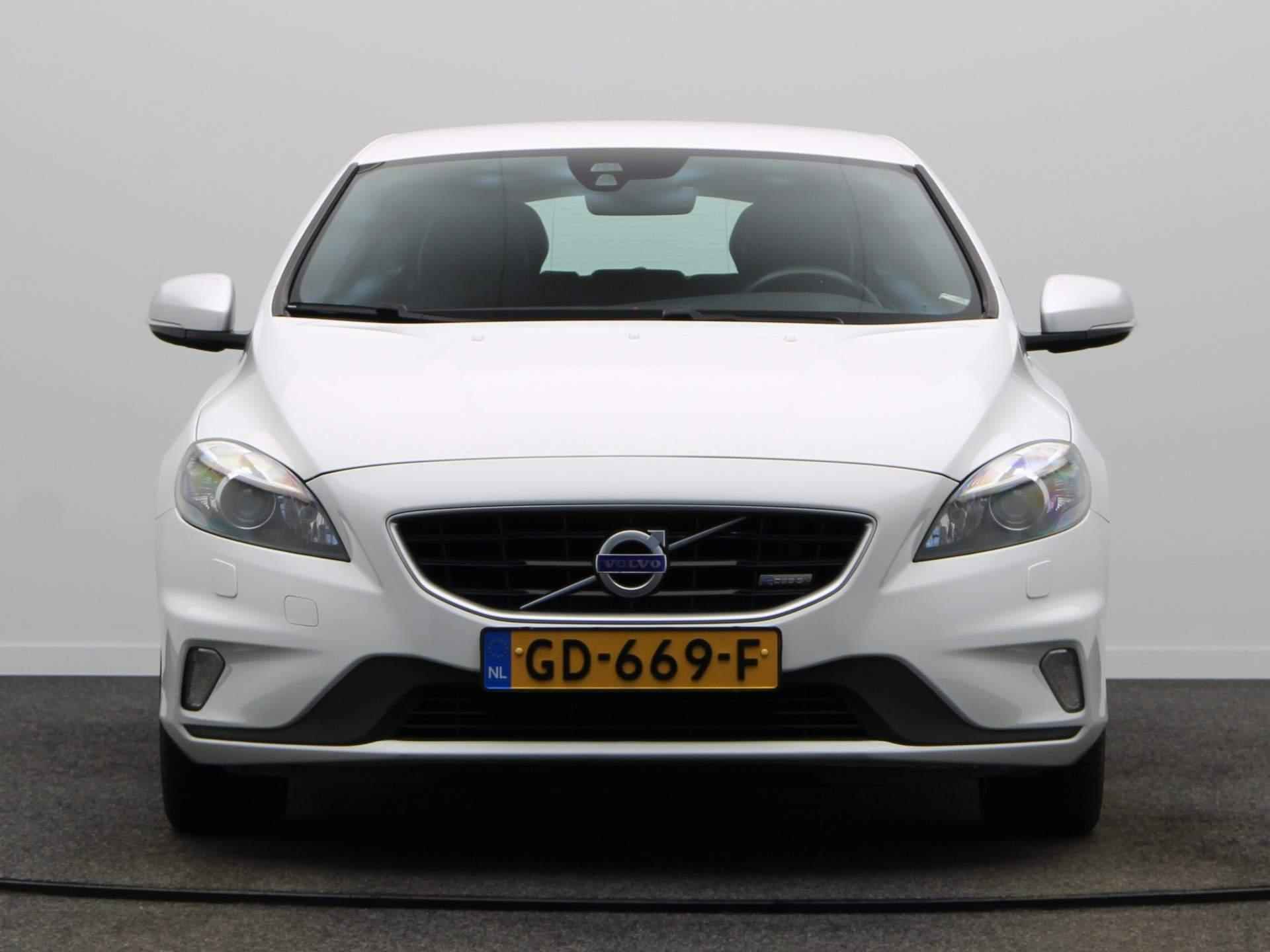 Volvo V40 120 T2 R-Design | Stoelverwarming | Trekhaak | Parkeersensoren achter | Climate control | Elektrisch verwarmbaar voorruit  | - 6/50