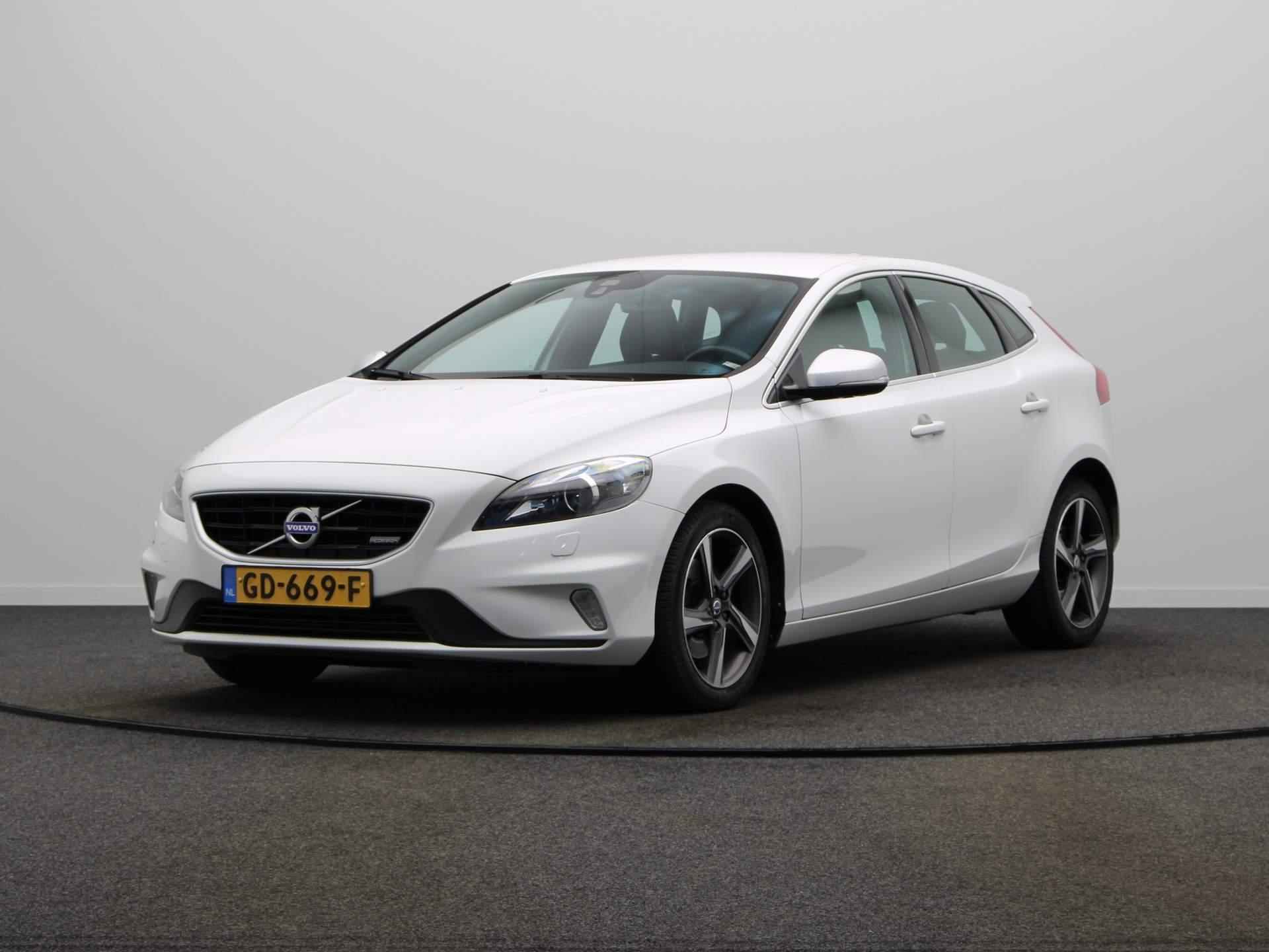 Volvo V40 120 T2 R-Design | Stoelverwarming | Trekhaak | Parkeersensoren achter | Climate control | Elektrisch verwarmbaar voorruit  | - 10/50