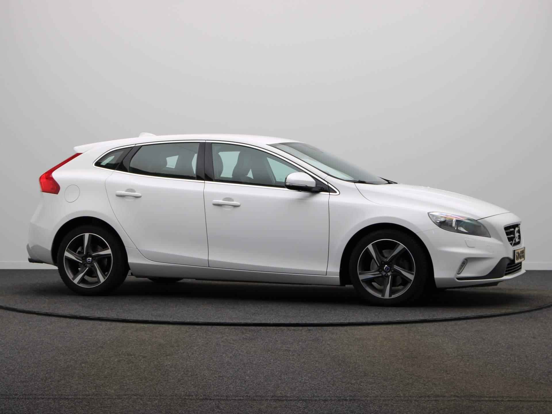 Volvo V40 120 T2 R-Design | Stoelverwarming | Trekhaak | Parkeersensoren achter | Climate control | Elektrisch verwarmbaar voorruit  | - 13/50