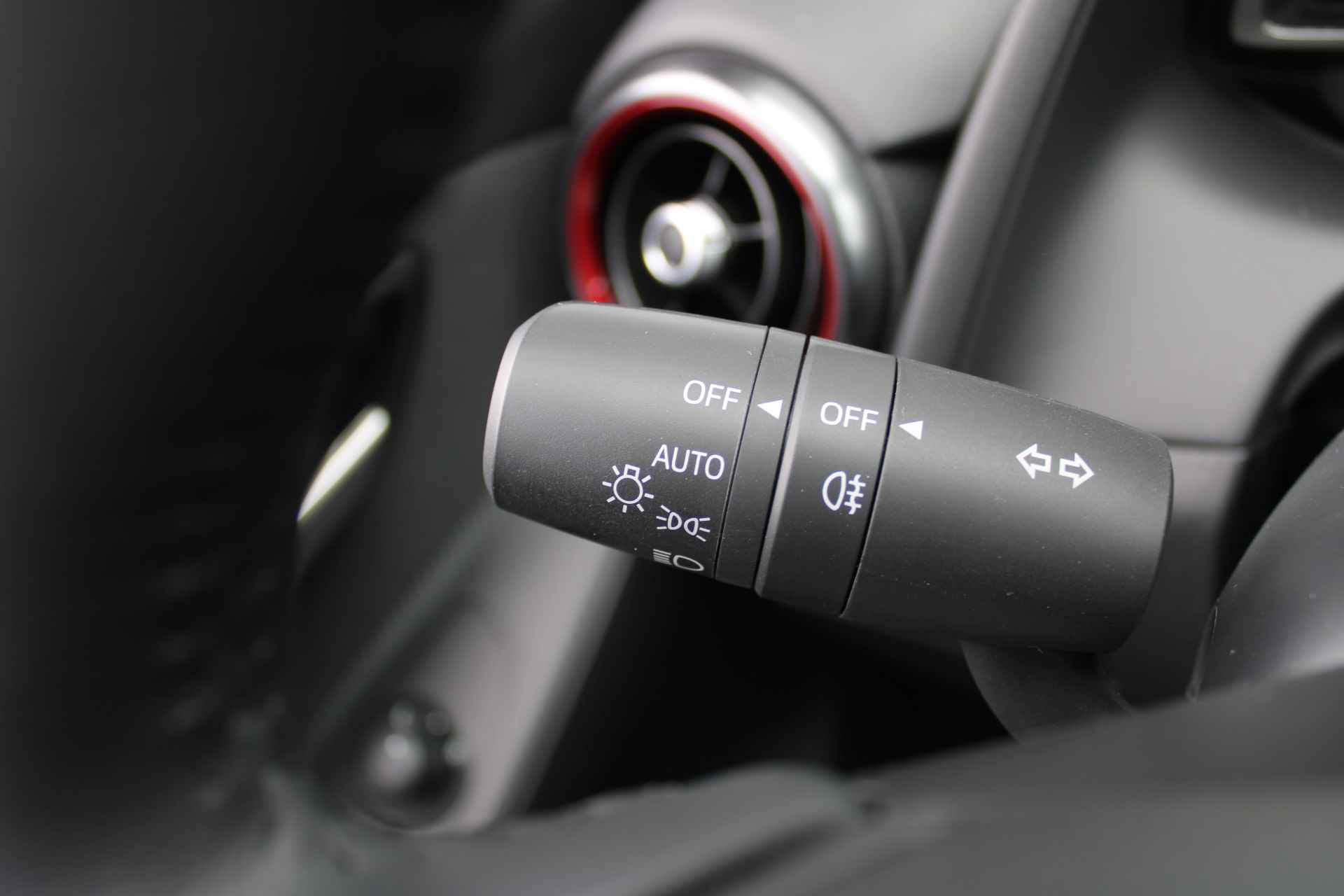 Mazda 2 1.5 e-SkyActiv-G 90 Homura | Apple carplay/ Android auto | Camera | 16" LM | - 12/32