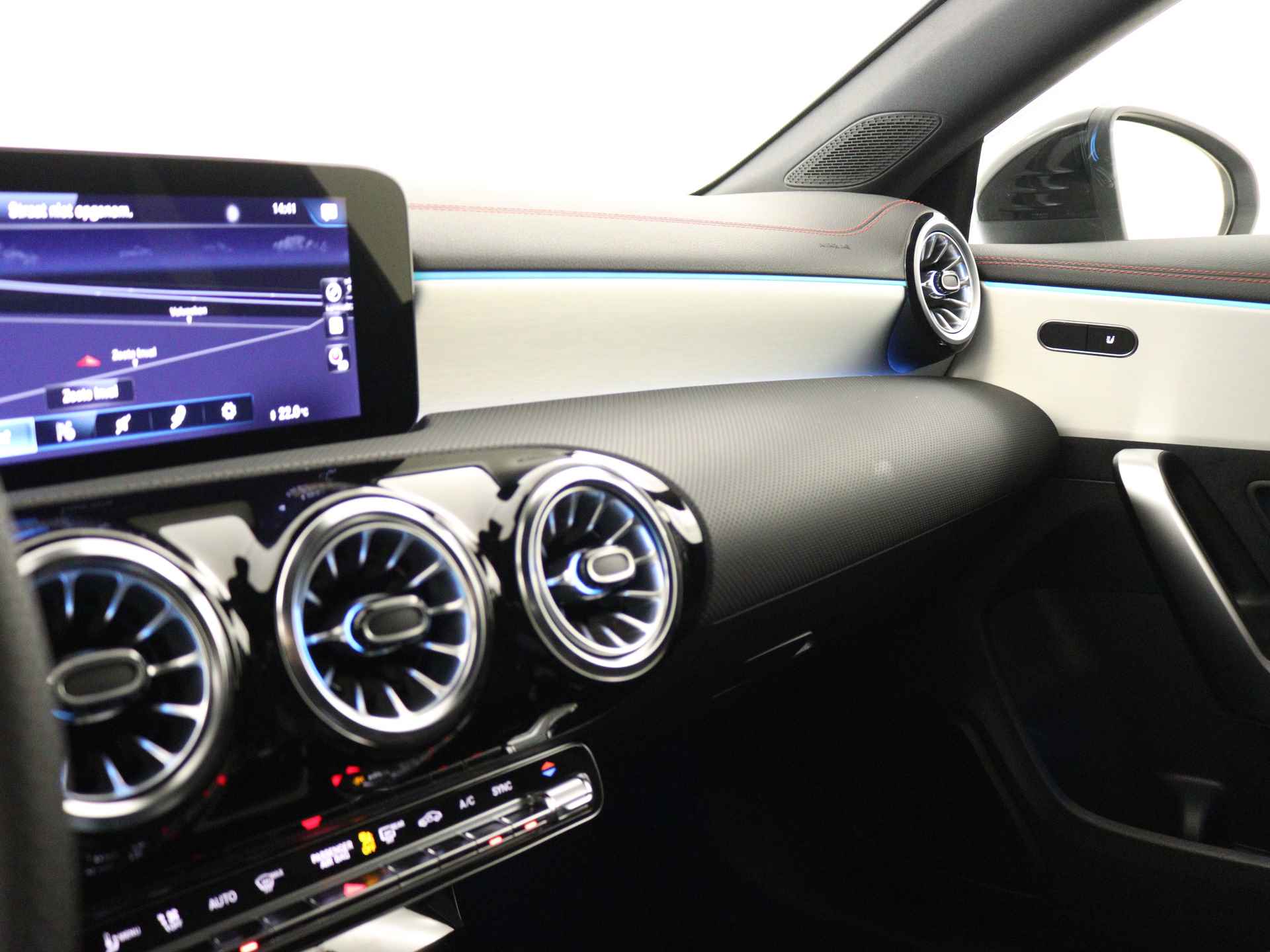 Mercedes-Benz CLA-Klasse Shooting Brake 180 AMG Line 5 spaaks lichtmetalen velgen| navigatie | MBUX wide screen | Dodehoekassistent | Smartphone integratie | Nightpakket | Sfeerverlichting | Parkeerpakket met achteruitrijcamera | Draadloos oplaadsysteem voor Smartphone | - 7/41