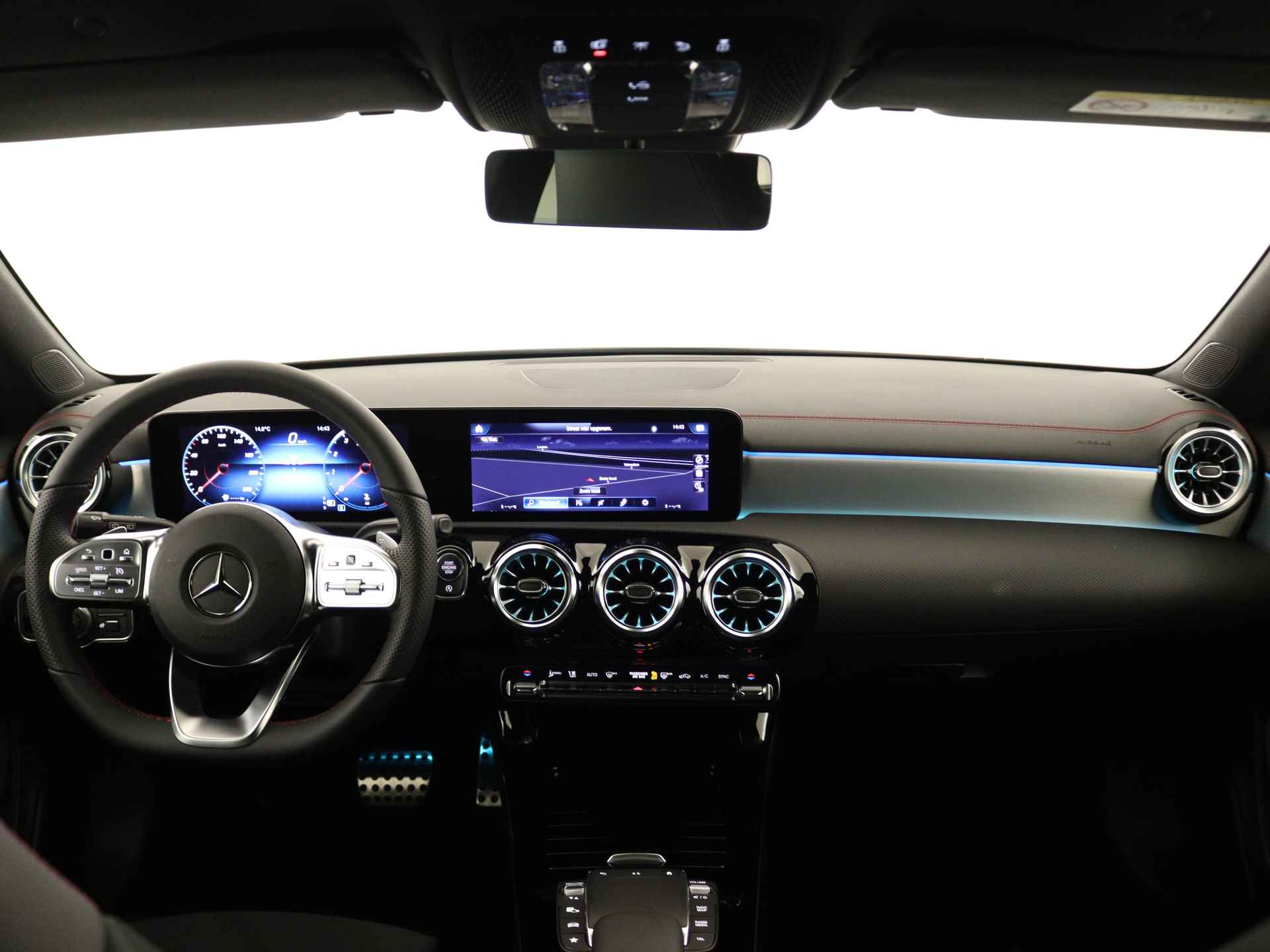 Mercedes-Benz CLA-Klasse Shooting Brake 180 AMG Line 5 spaaks lichtmetalen velgen| navigatie | MBUX wide screen | Dodehoekassistent | Smartphone integratie | Nightpakket | Sfeerverlichting | Parkeerpakket met achteruitrijcamera | Draadloos oplaadsysteem voor Smartphone | - 6/41