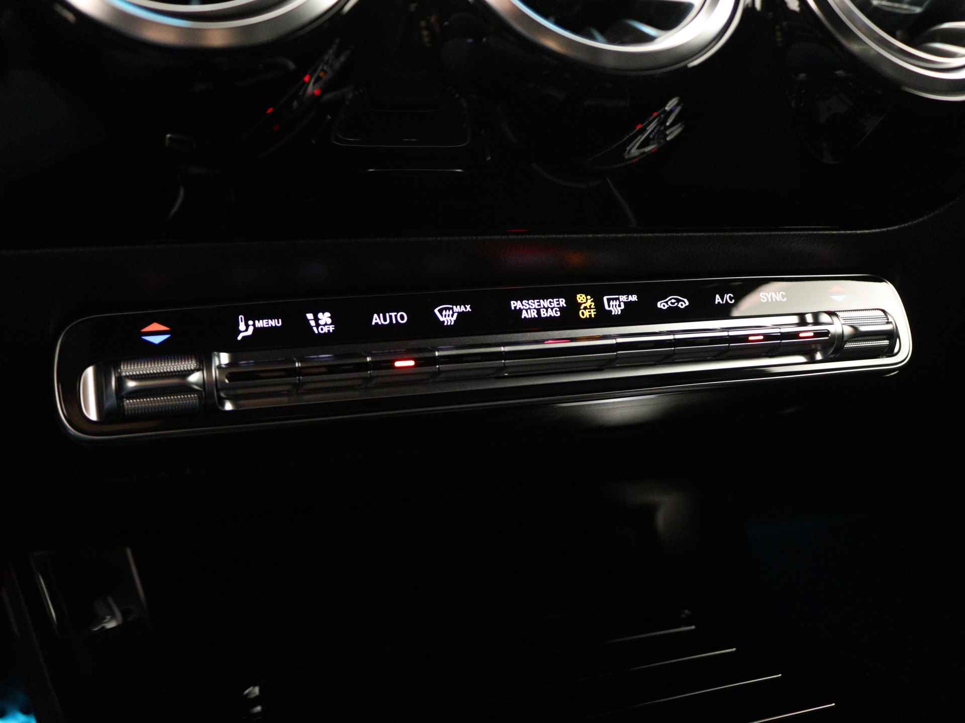 Mercedes-Benz CLA-Klasse Shooting Brake 180 AMG Line 5 spaaks lichtmetalen velgen| navigatie | MBUX wide screen | Dodehoekassistent | Smartphone integratie | Nightpakket | Sfeerverlichting | Parkeerpakket met achteruitrijcamera | Draadloos oplaadsysteem voor Smartphone | - 10/41