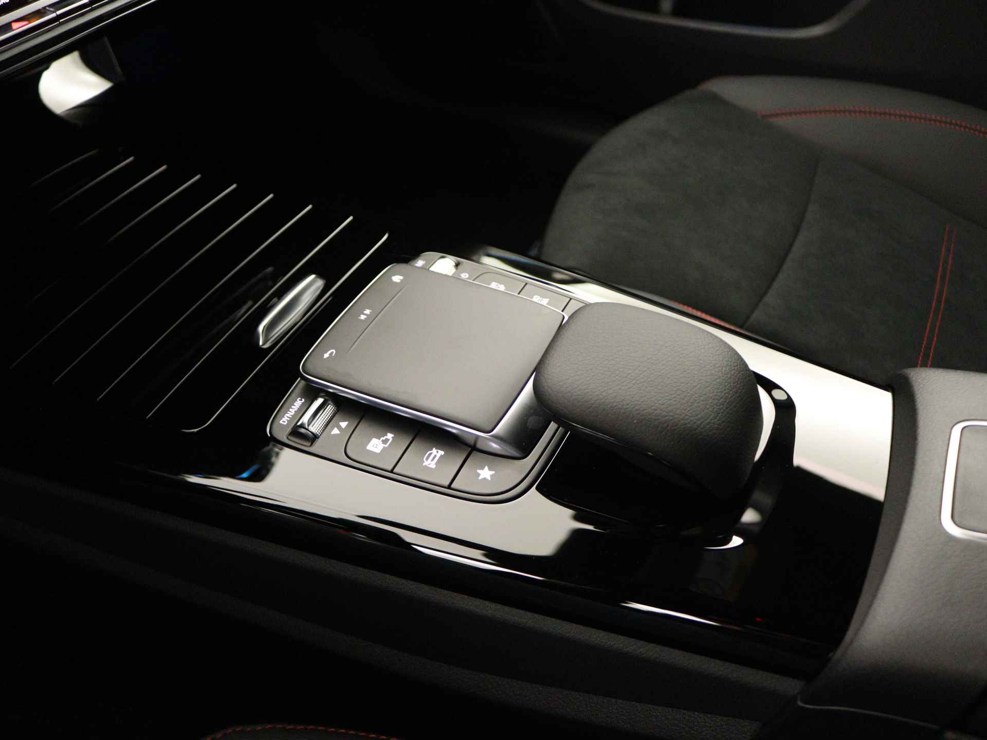 Mercedes-Benz CLA-Klasse Shooting Brake 180 AMG Line 5 spaaks lichtmetalen velgen| navigatie | MBUX wide screen | Dodehoekassistent | Smartphone integratie | Nightpakket | Sfeerverlichting | Parkeerpakket met achteruitrijcamera | Draadloos oplaadsysteem voor Smartphone | - 11/41