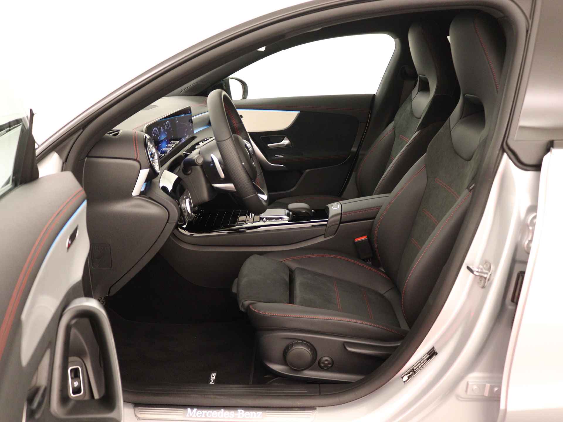 Mercedes-Benz CLA-Klasse Shooting Brake 180 AMG Line 5 spaaks lichtmetalen velgen| navigatie | MBUX wide screen | Dodehoekassistent | Smartphone integratie | Nightpakket | Sfeerverlichting | Parkeerpakket met achteruitrijcamera | Draadloos oplaadsysteem voor Smartphone | - 17/41