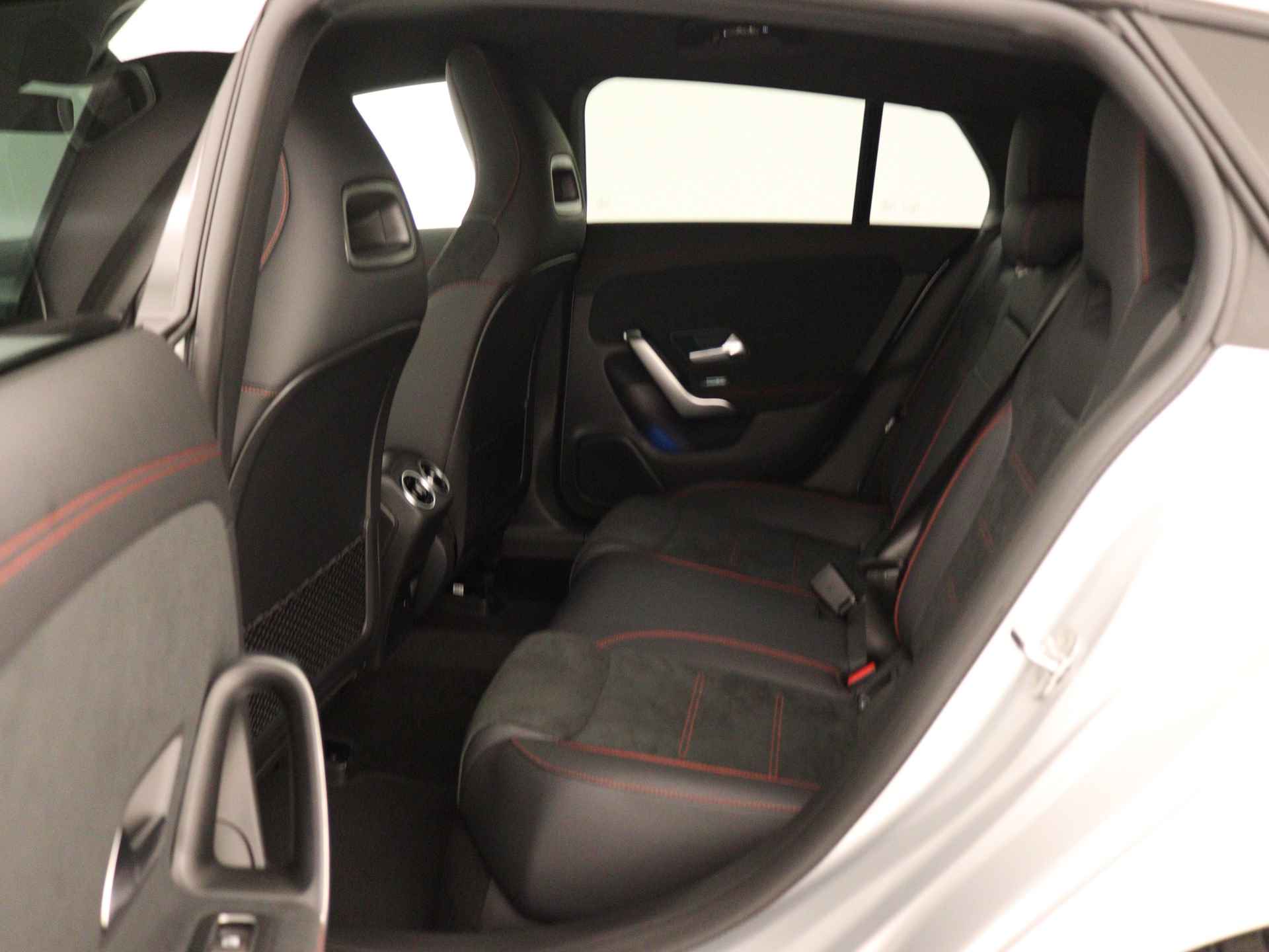 Mercedes-Benz CLA-Klasse Shooting Brake 180 AMG Line 5 spaaks lichtmetalen velgen| navigatie | MBUX wide screen | Dodehoekassistent | Smartphone integratie | Nightpakket | Sfeerverlichting | Parkeerpakket met achteruitrijcamera | Draadloos oplaadsysteem voor Smartphone | - 18/41