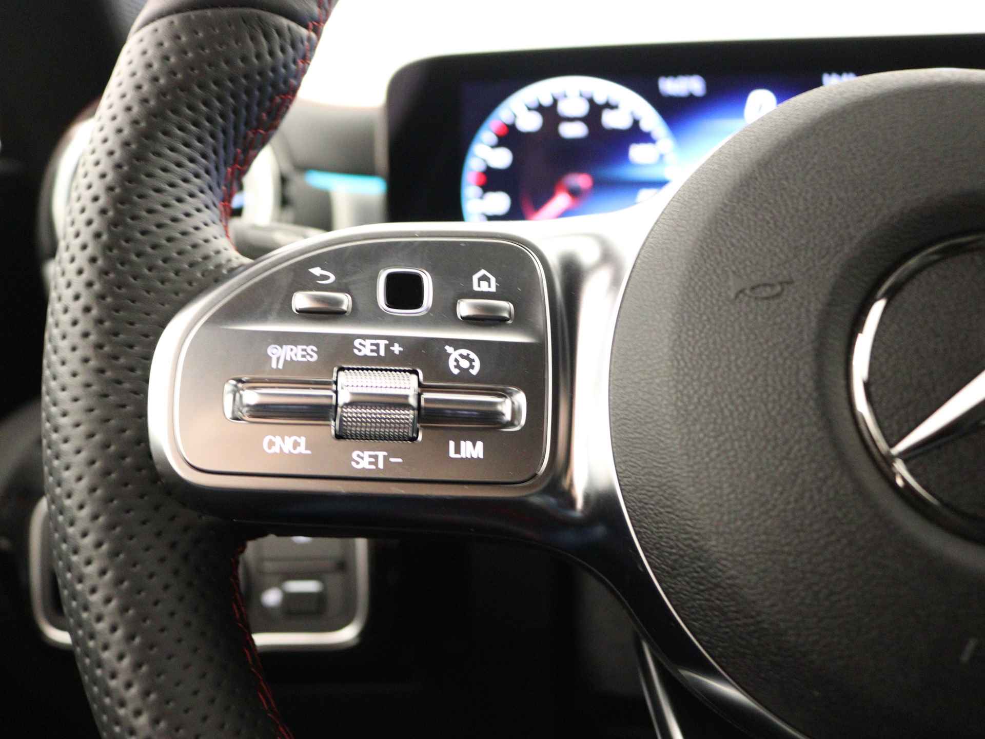 Mercedes-Benz CLA-Klasse Shooting Brake 180 AMG Line 5 spaaks lichtmetalen velgen| navigatie | MBUX wide screen | Dodehoekassistent | Smartphone integratie | Nightpakket | Sfeerverlichting | Parkeerpakket met achteruitrijcamera | Draadloos oplaadsysteem voor Smartphone | - 19/41