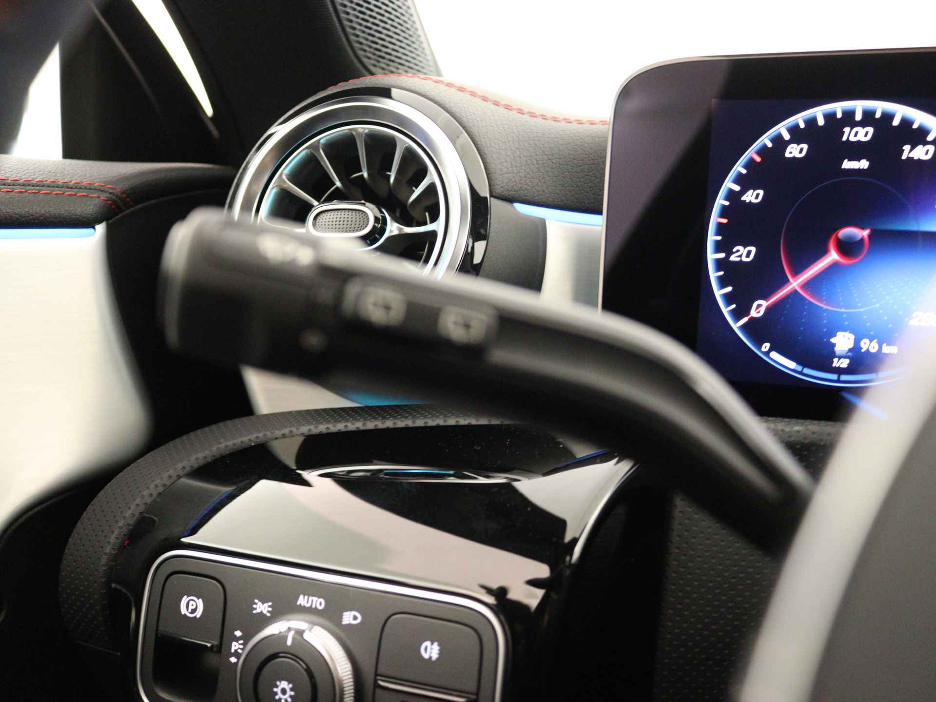 Mercedes-Benz CLA-Klasse Shooting Brake 180 AMG Line 5 spaaks lichtmetalen velgen| navigatie | MBUX wide screen | Dodehoekassistent | Smartphone integratie | Nightpakket | Sfeerverlichting | Parkeerpakket met achteruitrijcamera | Draadloos oplaadsysteem voor Smartphone | - 21/41