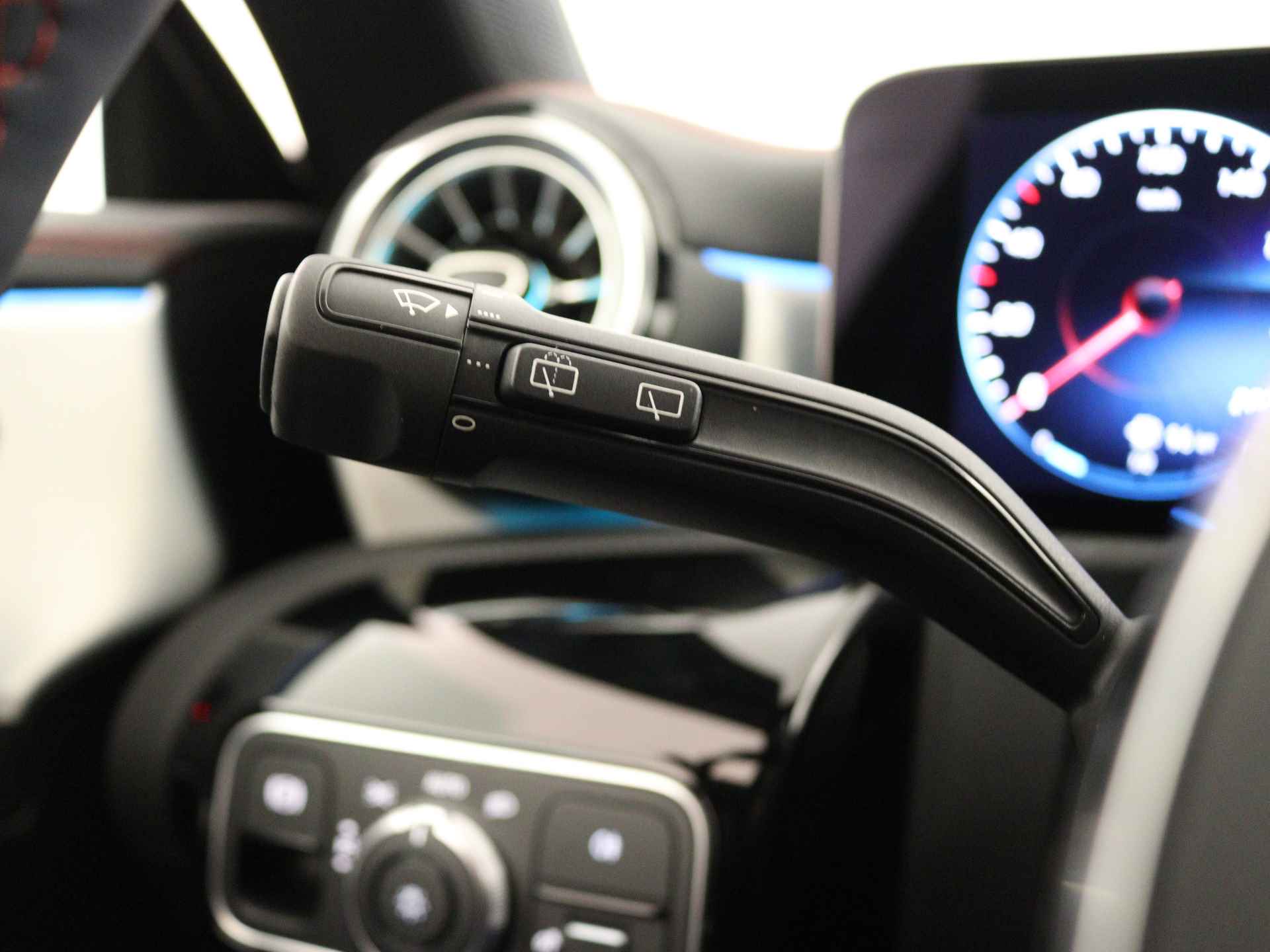 Mercedes-Benz CLA-Klasse Shooting Brake 180 AMG Line 5 spaaks lichtmetalen velgen| navigatie | MBUX wide screen | Dodehoekassistent | Smartphone integratie | Nightpakket | Sfeerverlichting | Parkeerpakket met achteruitrijcamera | Draadloos oplaadsysteem voor Smartphone | - 22/41