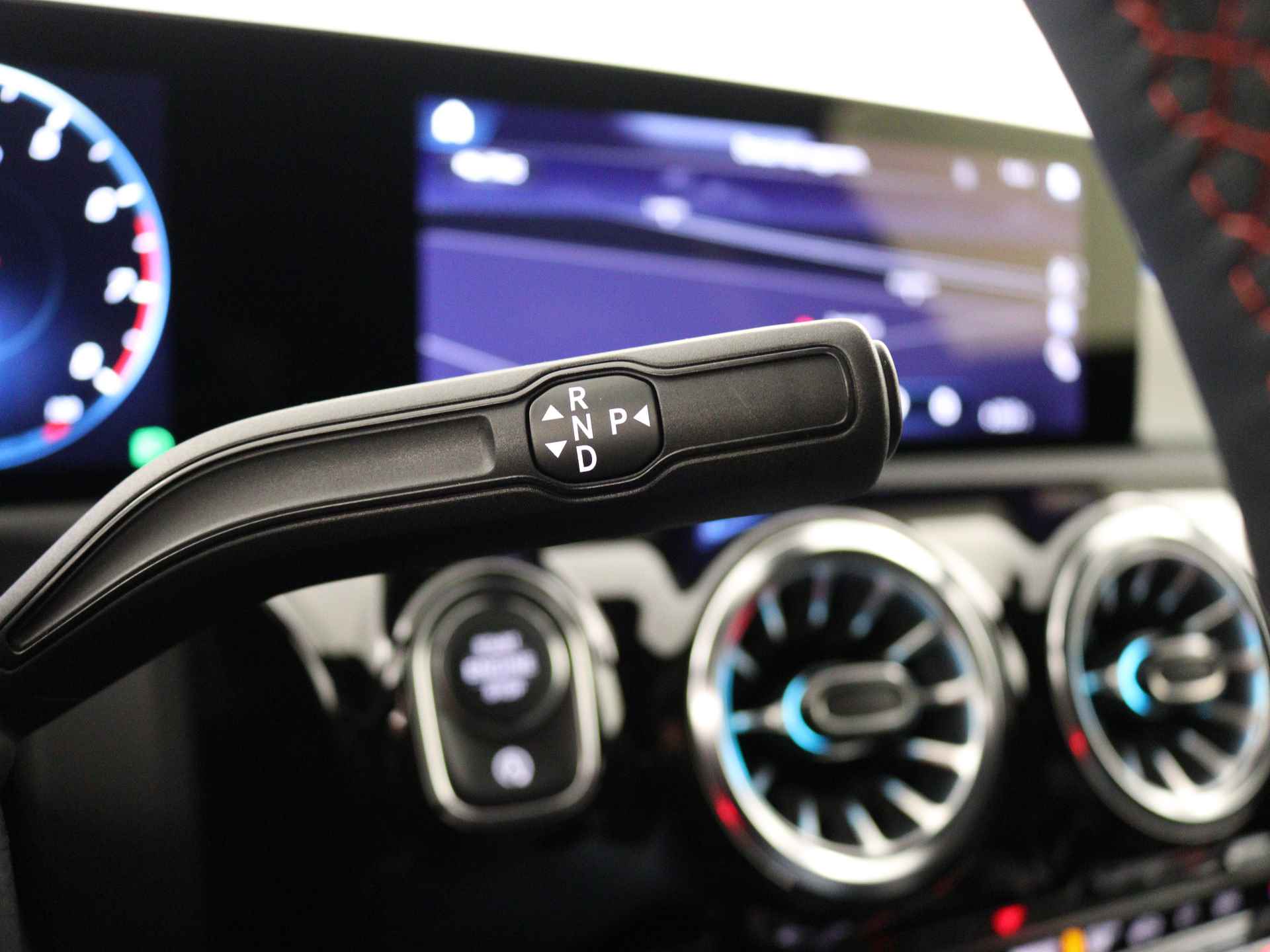 Mercedes-Benz CLA-Klasse Shooting Brake 180 AMG Line 5 spaaks lichtmetalen velgen| navigatie | MBUX wide screen | Dodehoekassistent | Smartphone integratie | Nightpakket | Sfeerverlichting | Parkeerpakket met achteruitrijcamera | Draadloos oplaadsysteem voor Smartphone | - 23/41