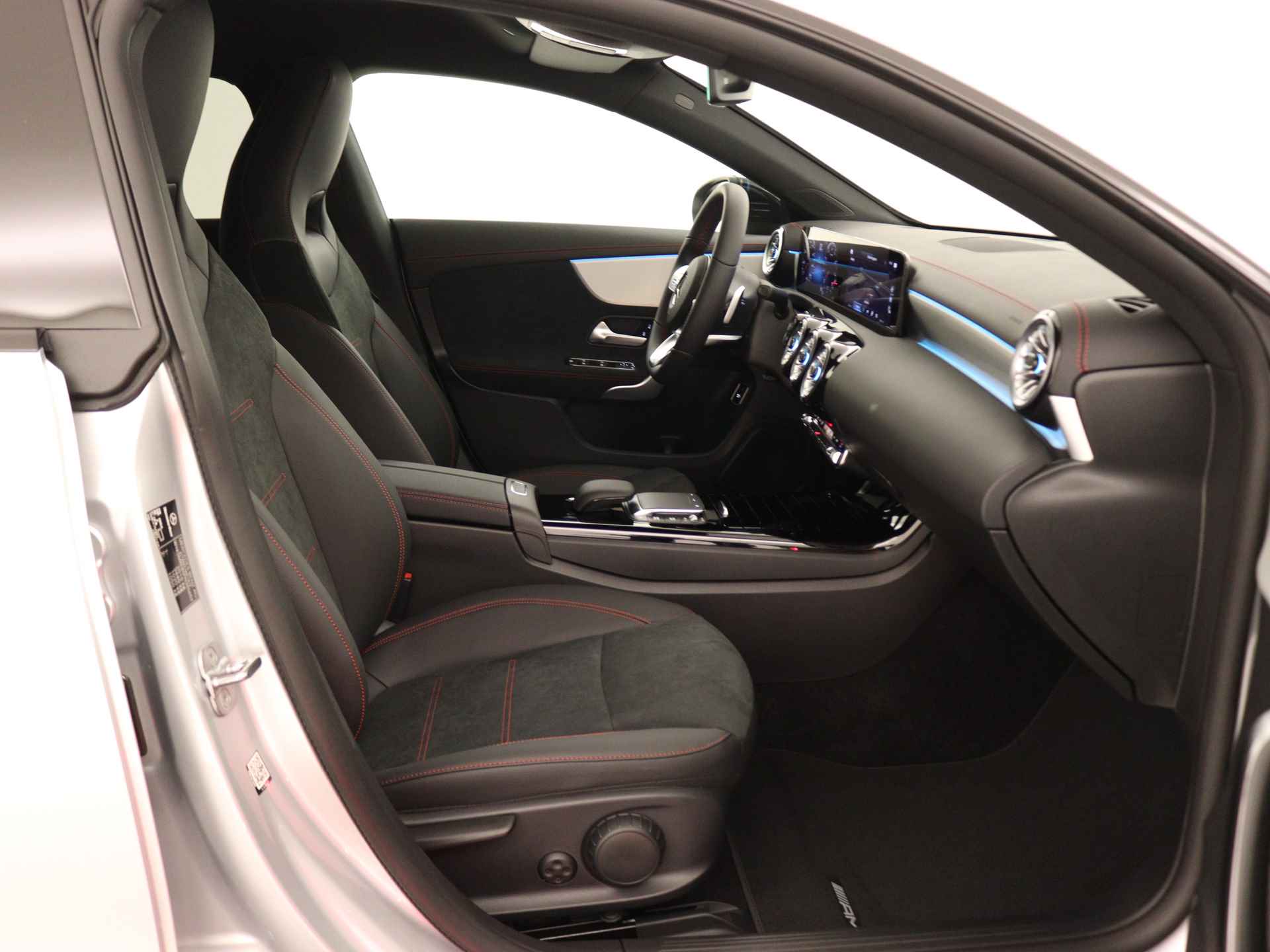 Mercedes-Benz CLA-Klasse Shooting Brake 180 AMG Line 5 spaaks lichtmetalen velgen| navigatie | MBUX wide screen | Dodehoekassistent | Smartphone integratie | Nightpakket | Sfeerverlichting | Parkeerpakket met achteruitrijcamera | Draadloos oplaadsysteem voor Smartphone | - 28/41
