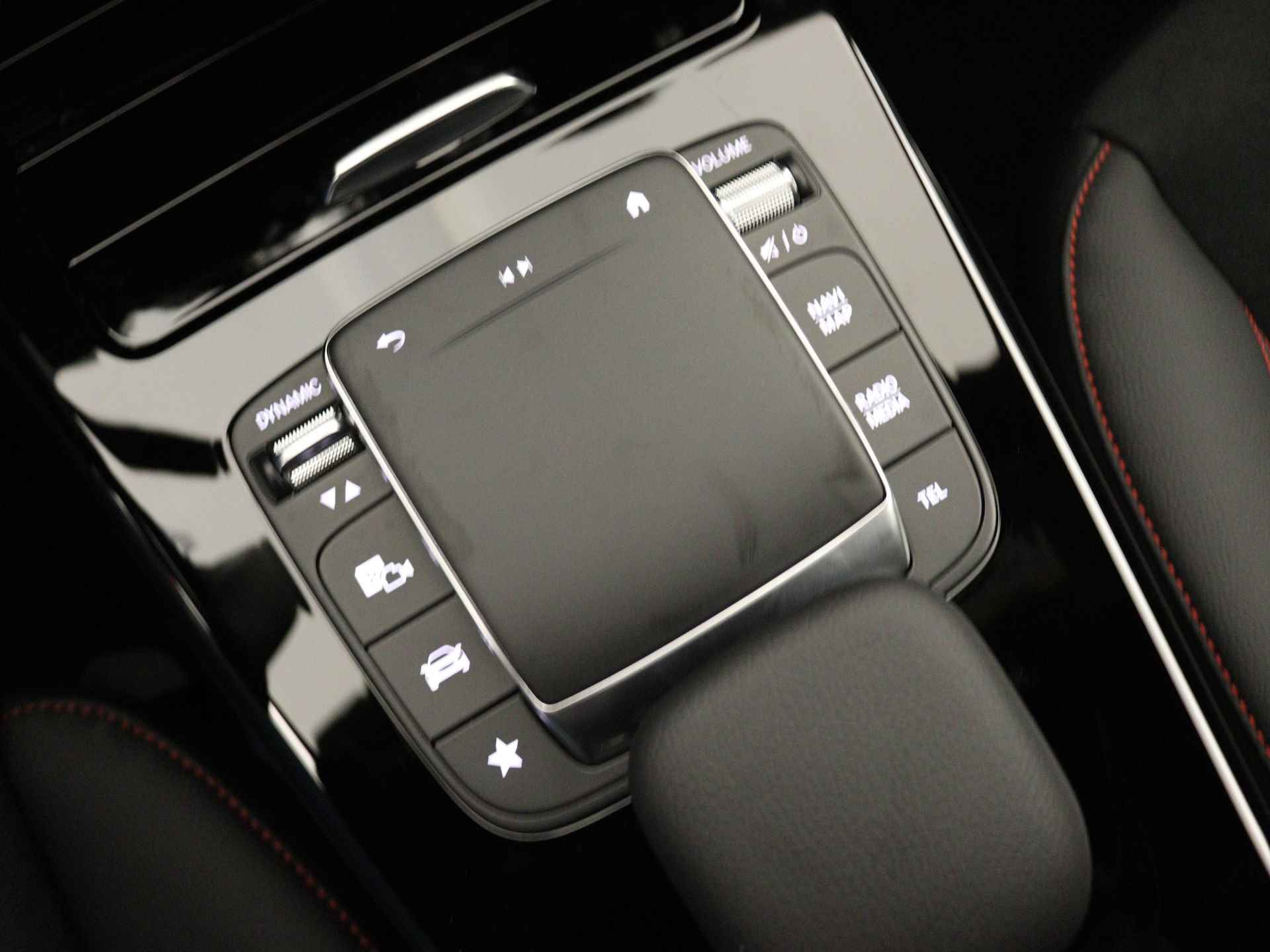 Mercedes-Benz CLA-Klasse Shooting Brake 180 AMG Line 5 spaaks lichtmetalen velgen| navigatie | MBUX wide screen | Dodehoekassistent | Smartphone integratie | Nightpakket | Sfeerverlichting | Parkeerpakket met achteruitrijcamera | Draadloos oplaadsysteem voor Smartphone | - 31/41