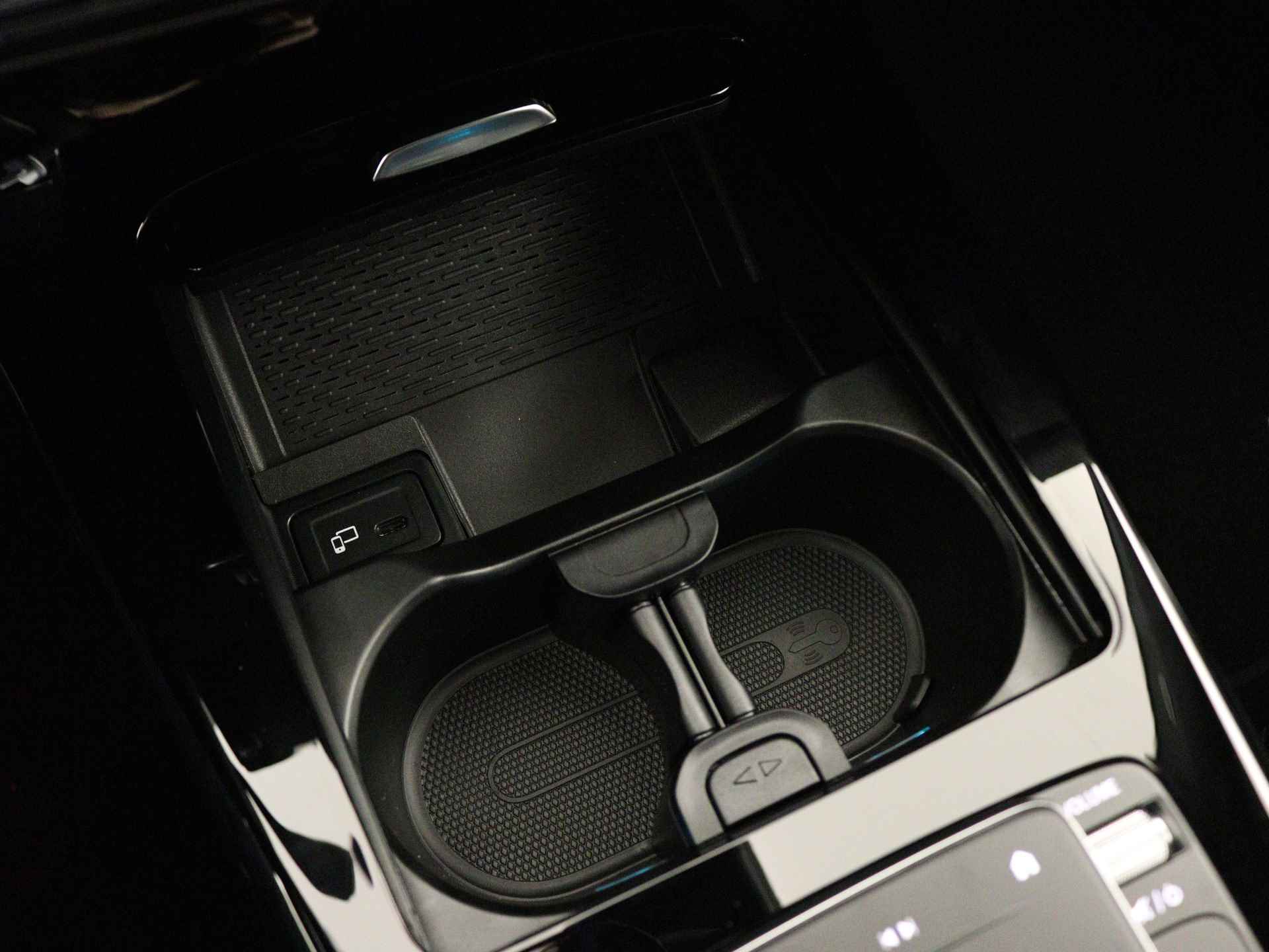 Mercedes-Benz CLA-Klasse Shooting Brake 180 AMG Line 5 spaaks lichtmetalen velgen| navigatie | MBUX wide screen | Dodehoekassistent | Smartphone integratie | Nightpakket | Sfeerverlichting | Parkeerpakket met achteruitrijcamera | Draadloos oplaadsysteem voor Smartphone | - 33/41
