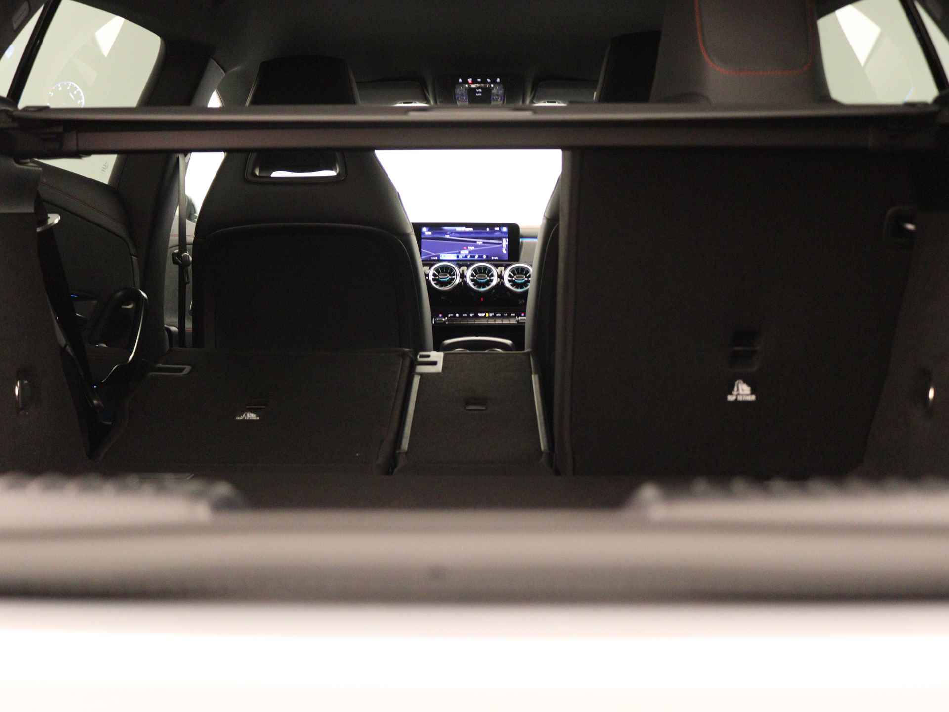 Mercedes-Benz CLA-Klasse Shooting Brake 180 AMG Line 5 spaaks lichtmetalen velgen| navigatie | MBUX wide screen | Dodehoekassistent | Smartphone integratie | Nightpakket | Sfeerverlichting | Parkeerpakket met achteruitrijcamera | Draadloos oplaadsysteem voor Smartphone | - 35/41