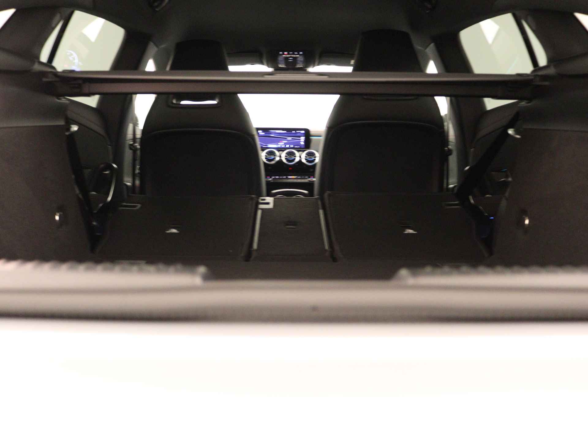 Mercedes-Benz CLA-Klasse Shooting Brake 180 AMG Line 5 spaaks lichtmetalen velgen| navigatie | MBUX wide screen | Dodehoekassistent | Smartphone integratie | Nightpakket | Sfeerverlichting | Parkeerpakket met achteruitrijcamera | Draadloos oplaadsysteem voor Smartphone | - 36/41