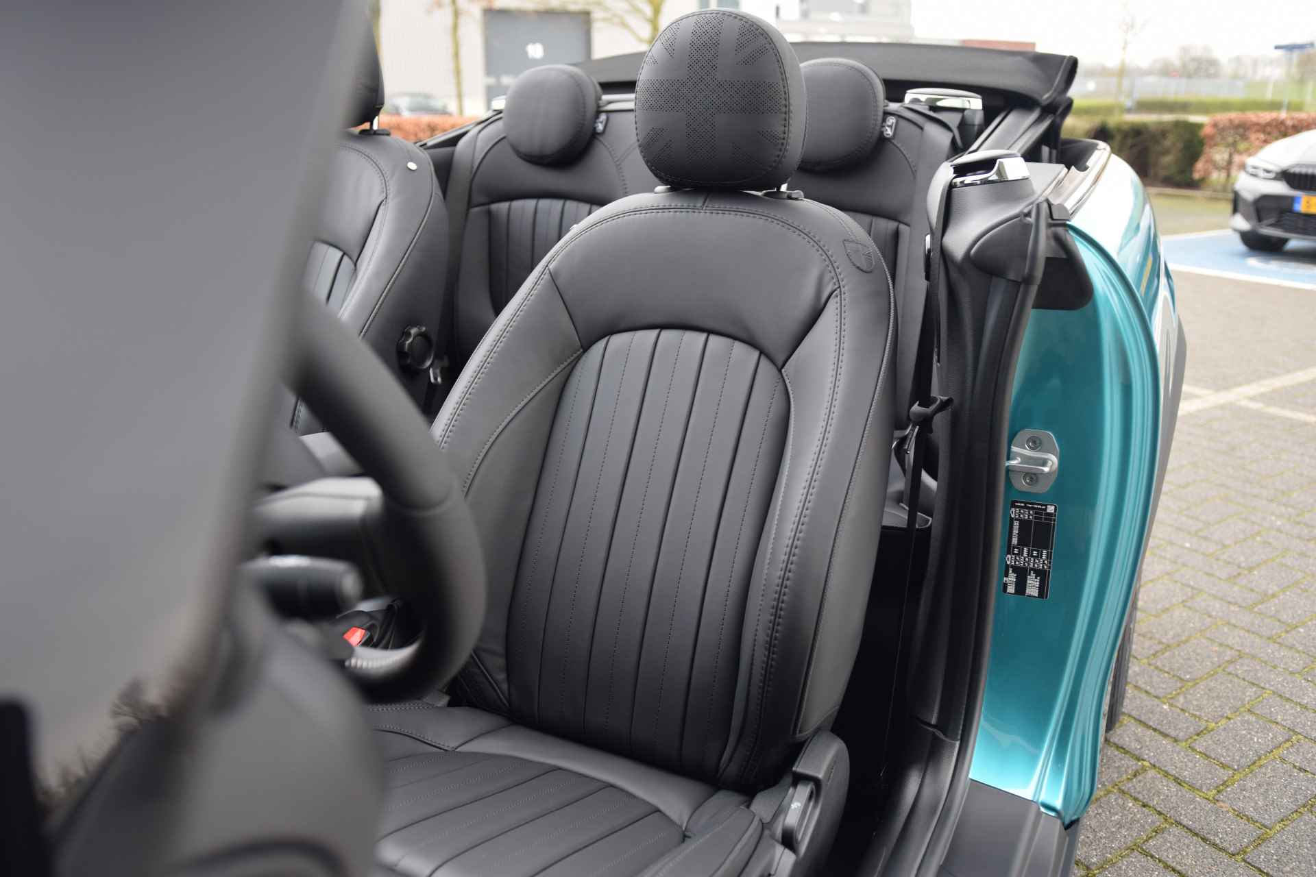 MINI Cabrio Cooper Classic Seaside Edition Automaat / Achteruitrijcamera / Sportstoelen / Comfort Access / LED / Harman-Kardon / Head-Up / Park Assistant / Verwarmd Stuurwiel - 5/40
