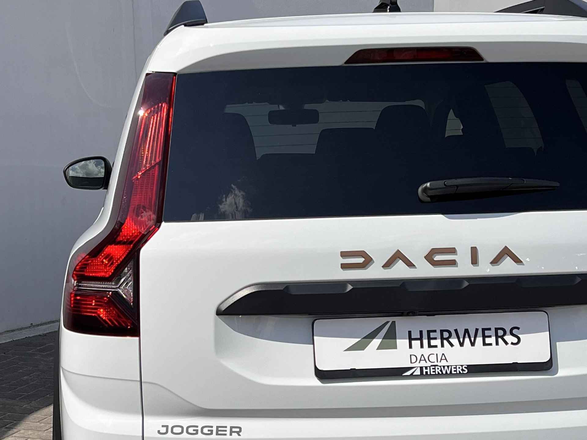 Dacia Jogger 1.0 TCe 110 Extreme 7p. / Zeven persoons / Weinig km als nieuw / Navigatie via Apple Carplay Android / Stoelverwarming / - 27/51