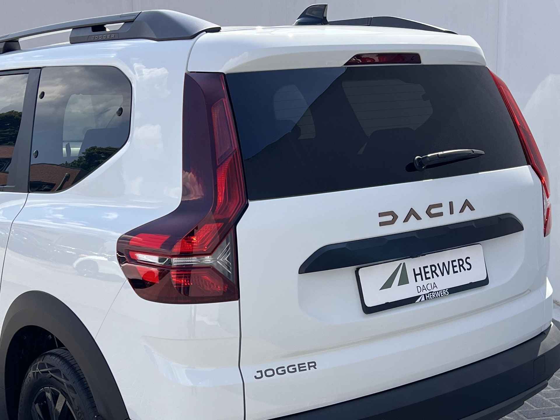 Dacia Jogger 1.0 TCe 110 Extreme 7p. / Zeven persoons / Weinig km als nieuw / Navigatie via Apple Carplay Android / Stoelverwarming / - 49/51