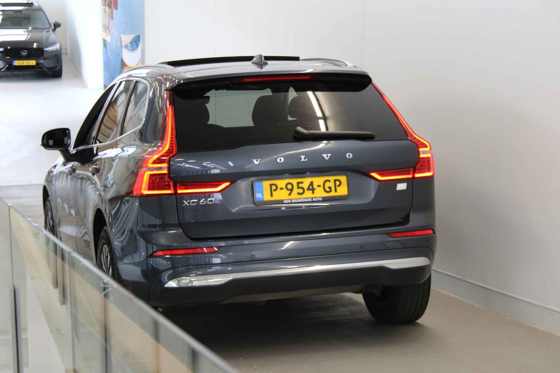 Volvo XC60 T6 350PK Inscription Expression | Panoramadak | Leer | Trekhaak | Stuur + Stoelverwarming | Getint Glas - 54/55