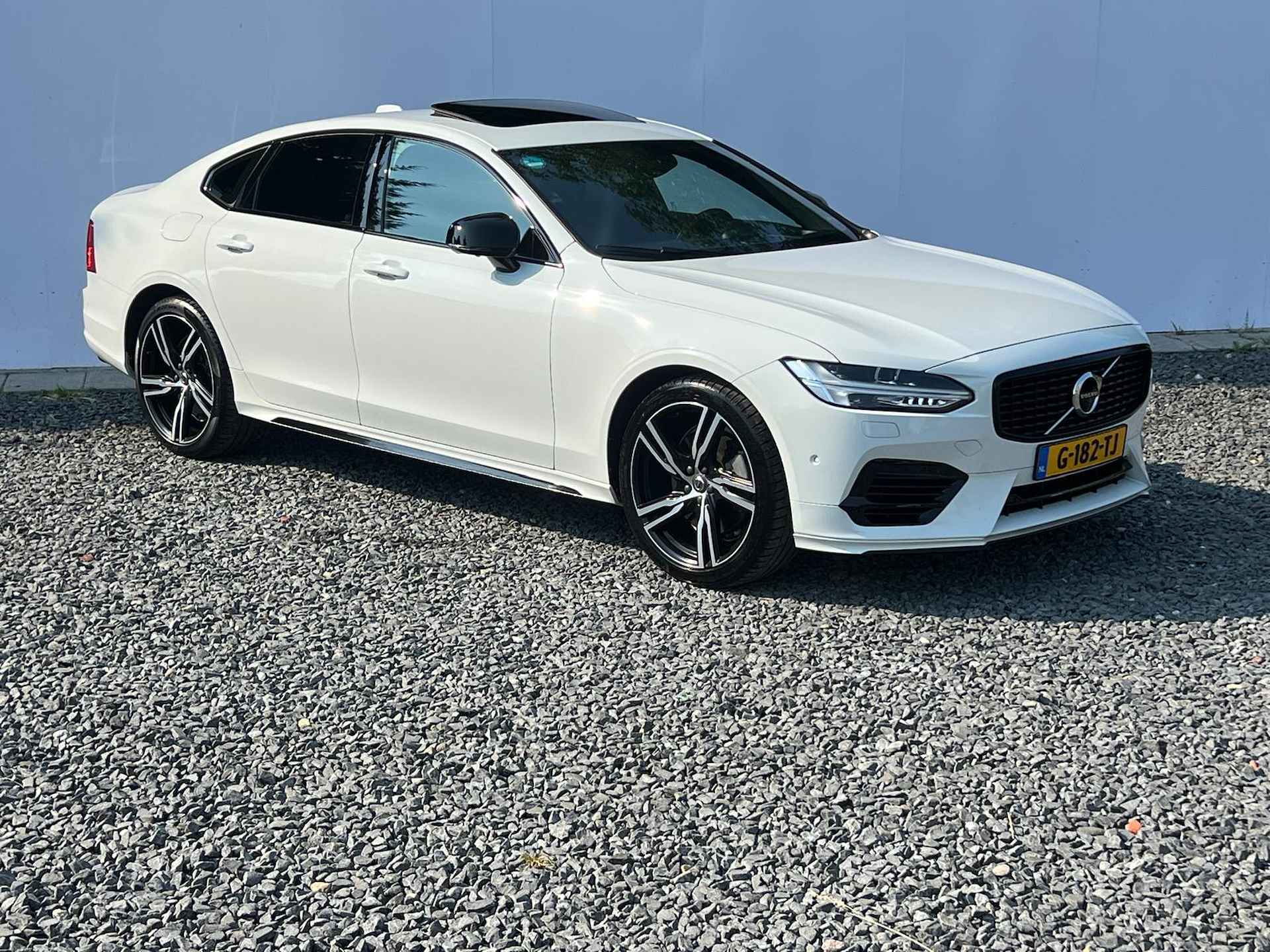 Volvo S90 2.0 T8 AWD R-Design Automaat - B&W Audio - Schuifdak - Leder - Trekhaak wegklapbaar - Auto bij ons in onderhoud - 4/63