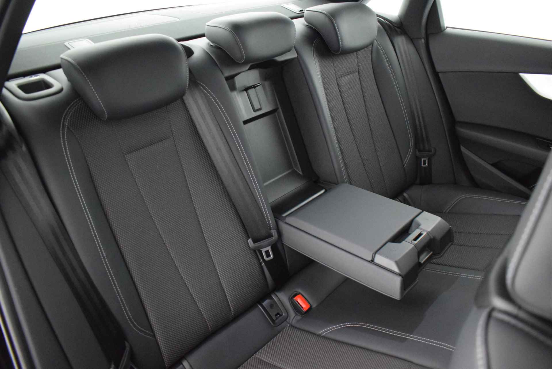 Audi A4 Limousine 40 TDI 190pk S-Tronic quattro 2x S-Line Stoelverwarming Led Navigatie - 33/47