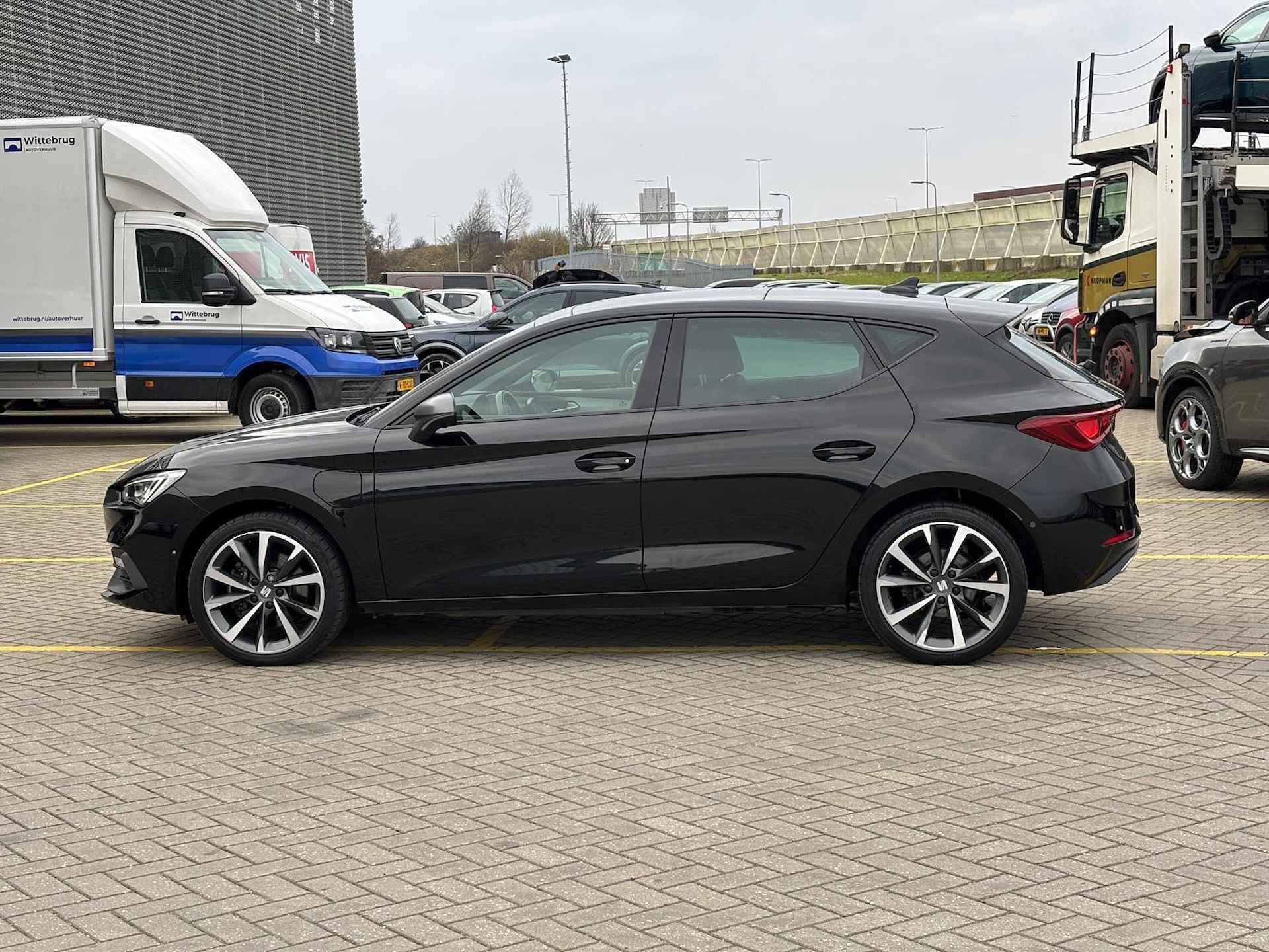 CUPRA Leon Sportstourer 1.4 e-Hybrid VZ Performace / Panoramadak / 19" LMV / Stuur + Stoelverwarming / Elektrische Achterklep P4 - 5/32