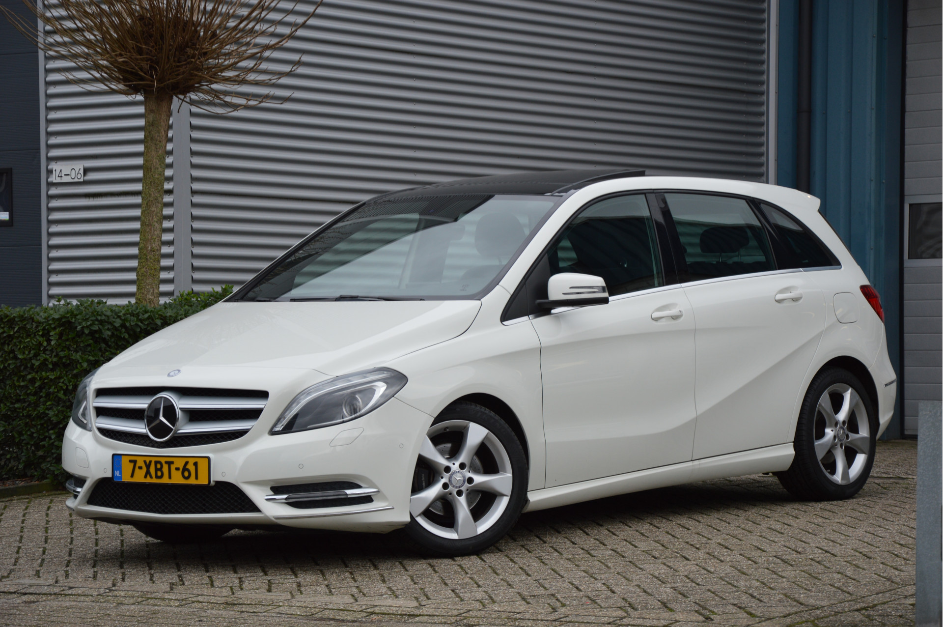 Mercedes-Benz B-Klasse 180 AUTOMAAT | SPORTPAKKET | XENON | PANORAMADAK | NAVI | CRUISE | ENZ bij viaBOVAG.nl