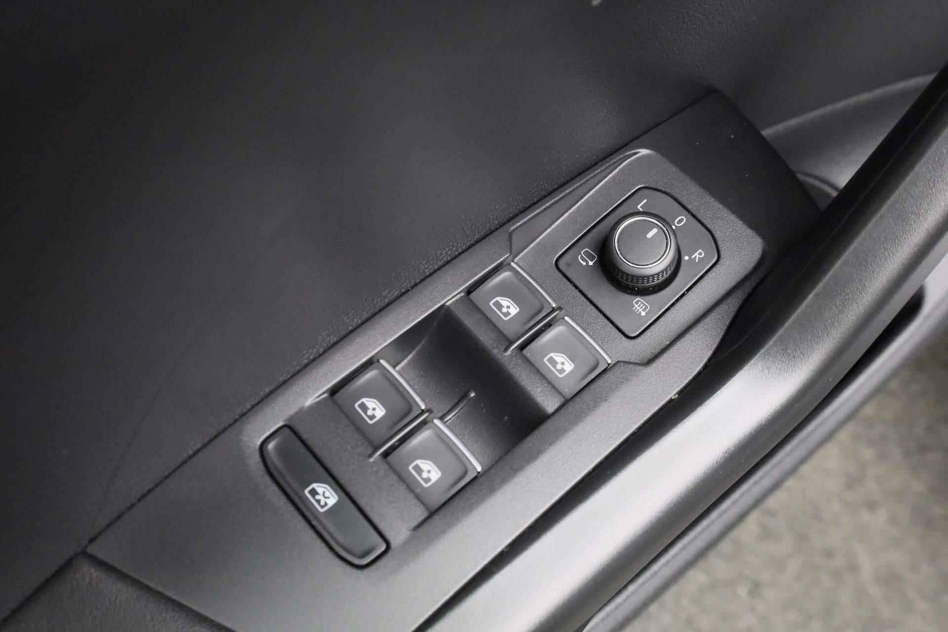 Volkswagen T-Cross 1.0 TSI 110PK DSG R-Line | Keyless | Camera | Full LED | Navi | Stoelverwarming | 18 inch | ACC - 22/37