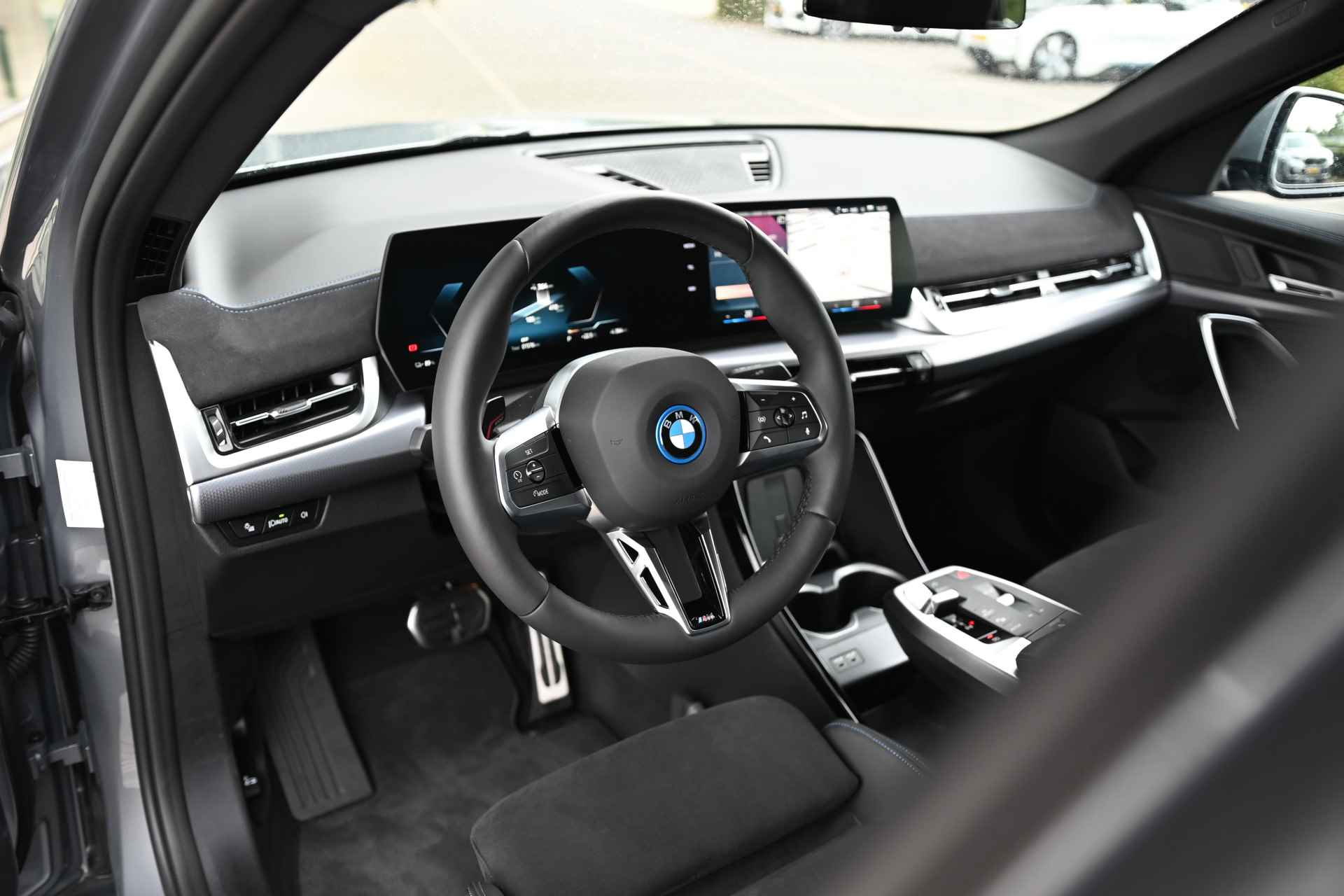 BMW iX2 eDrive20 67kWh M Sport / Sportstoelen / M Adaptief onderstel / Parking Assistant / Adaptieve LED / Comfort Access - 9/28