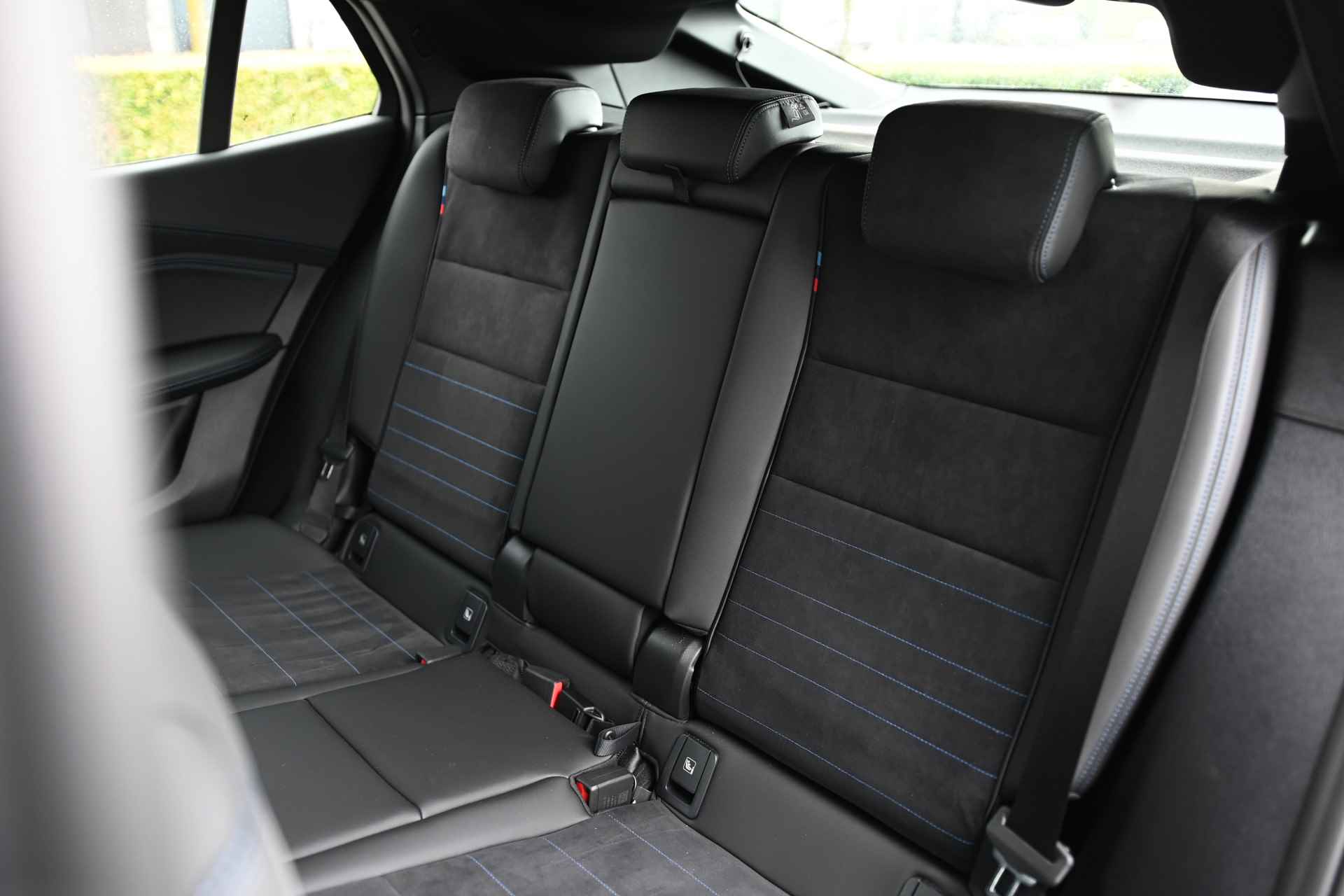 BMW iX2 eDrive20 67kWh M Sport / Sportstoelen / M Adaptief onderstel / Parking Assistant / Adaptieve LED / Comfort Access - 26/28