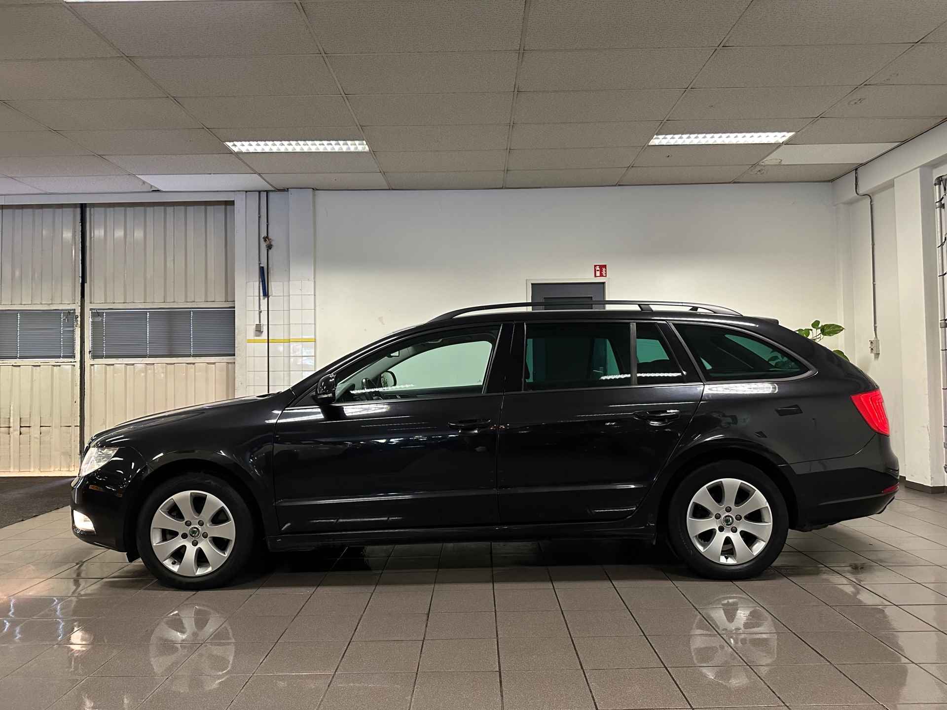 Skoda Superb Combi 1.4 TSI Comfort Business Line * Panoramadak / Navigatie / Leder / NL Auto * - 2/24