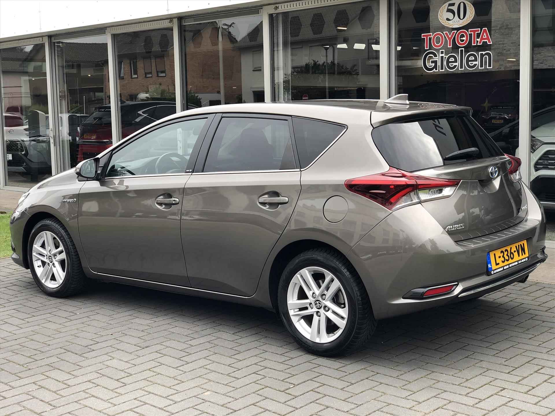 Toyota Auris 1.8 Hybrid Dynamic Plus | Stoelverwarming, Navigatie, Licht + Regensensor, Parkeercamera, Safety Sense - 3/30