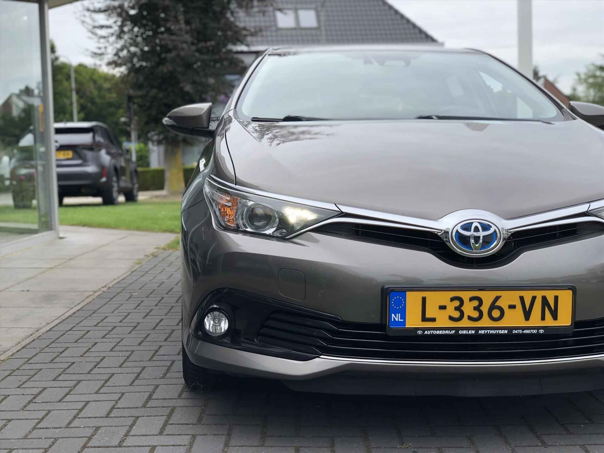 Toyota Auris 1.8 Hybrid Dynamic Plus | Stoelverwarming, Navigatie, Licht + Regensensor, Parkeercamera, Safety Sense - 6/30