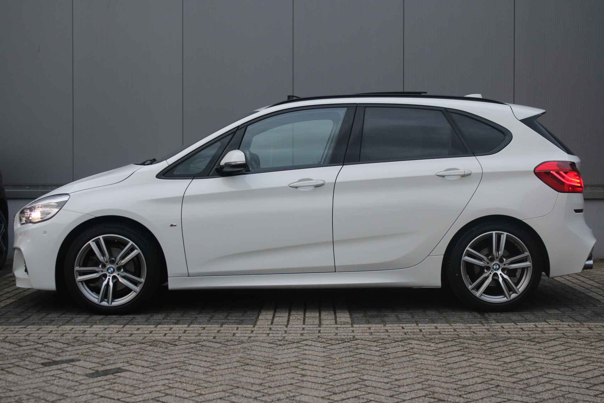 BMW 2 Serie Active Tourer 220i High Executive M-sport | PANORAMADAK | HEAD-UP DISPLAY | LEDER | CAMERA | COMFORTSTOELEN | LED KOPLAMPEN | - 3/46