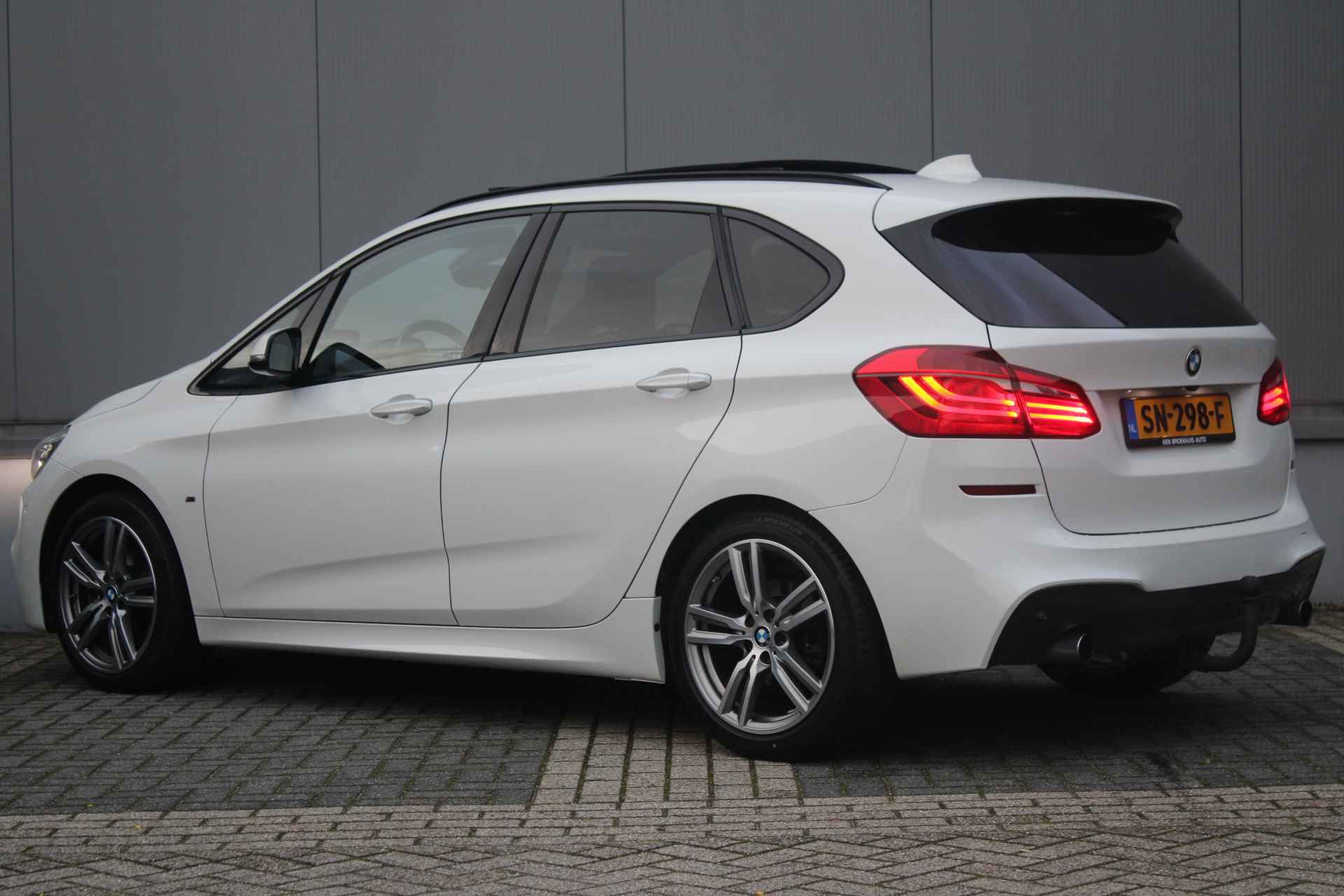 BMW 2 Serie Active Tourer 220i High Executive M-sport | PANORAMADAK | HEAD-UP DISPLAY | LEDER | CAMERA | COMFORTSTOELEN | LED KOPLAMPEN | - 4/46