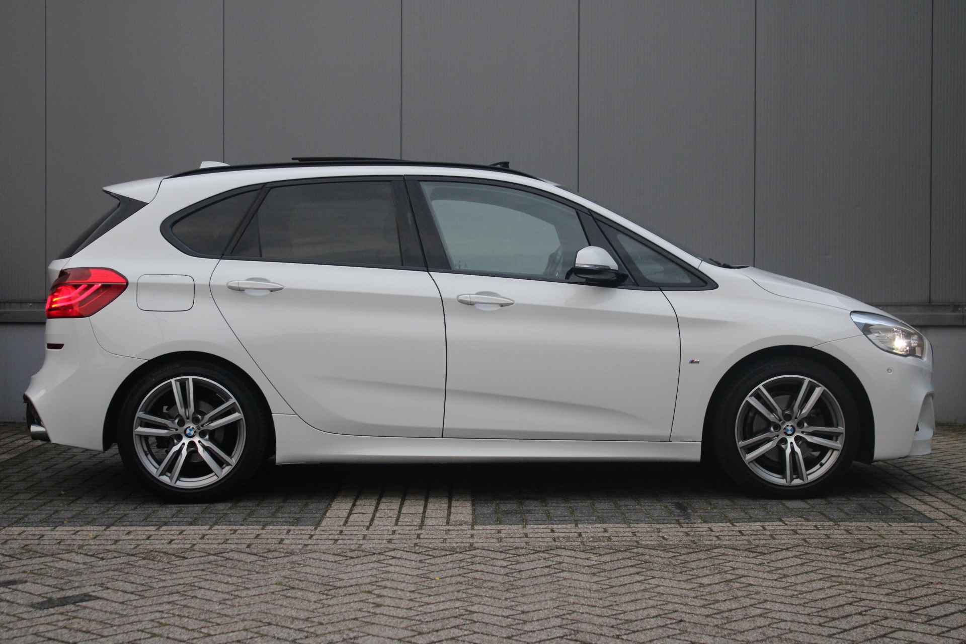 BMW 2 Serie Active Tourer 220i High Executive M-sport | PANORAMADAK | HEAD-UP DISPLAY | LEDER | CAMERA | COMFORTSTOELEN | LED KOPLAMPEN | - 7/46