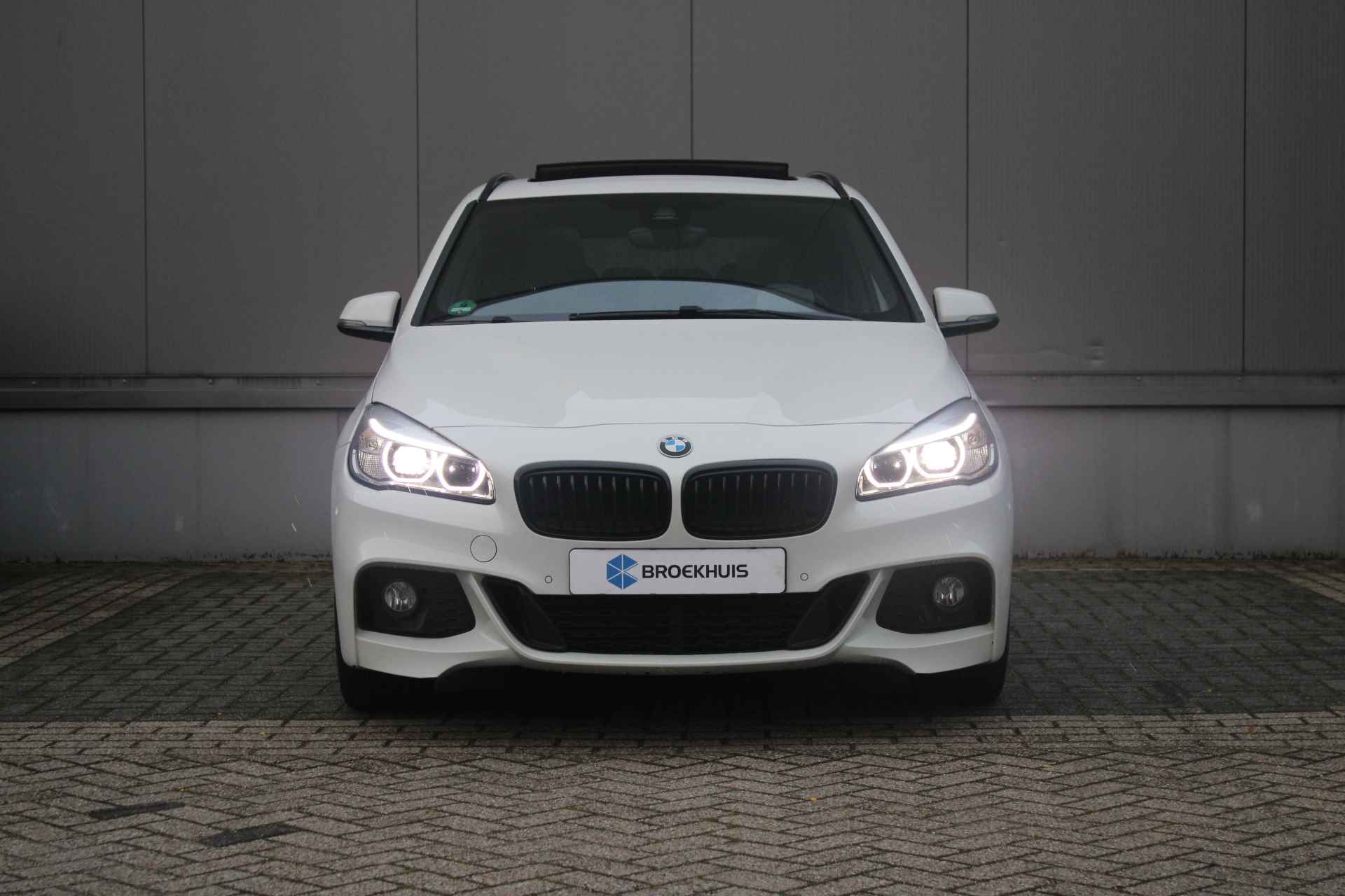 BMW 2 Serie Active Tourer 220i High Executive M-sport | PANORAMADAK | HEAD-UP DISPLAY | LEDER | CAMERA | COMFORTSTOELEN | LED KOPLAMPEN | - 9/46