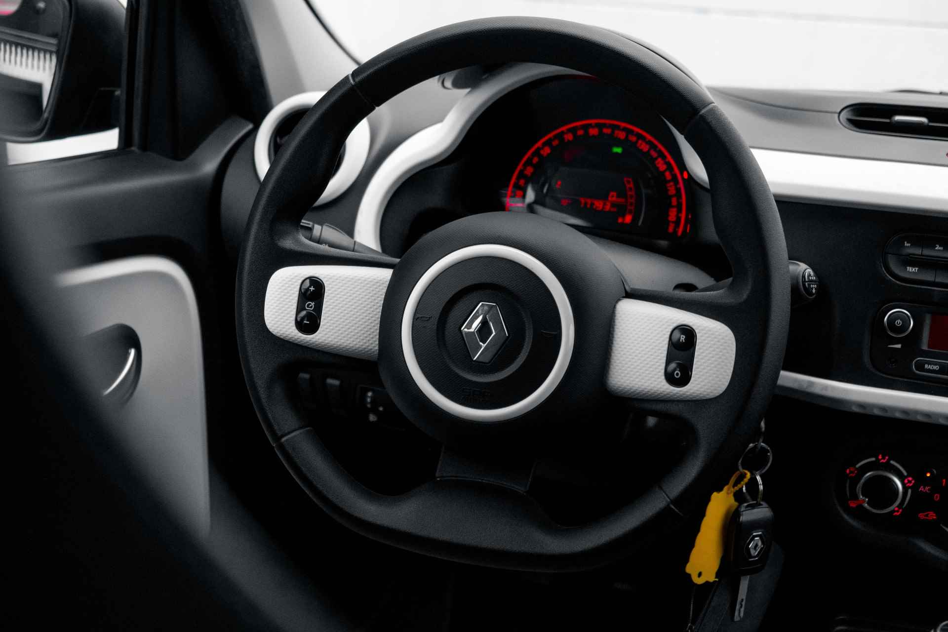 Renault Twingo 1.0 SCe 70 PK Collection | Bluetooth bediening | Ramen voor en spiegels elektrisch bedienbaar | Afst bed portieren | incl. Bovag rijklaarpakket met 12 maanden garantie | - 11/43