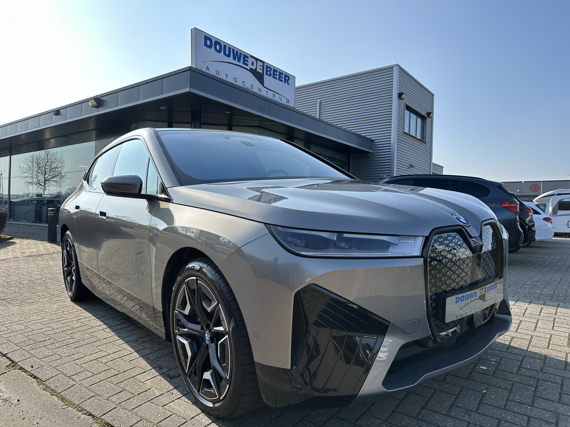 BMW iX xDrive40 Business Edition Plus 77 kWh Dr.ass.pro|comfortstoelen|harman Kardon bij viaBOVAG.nl