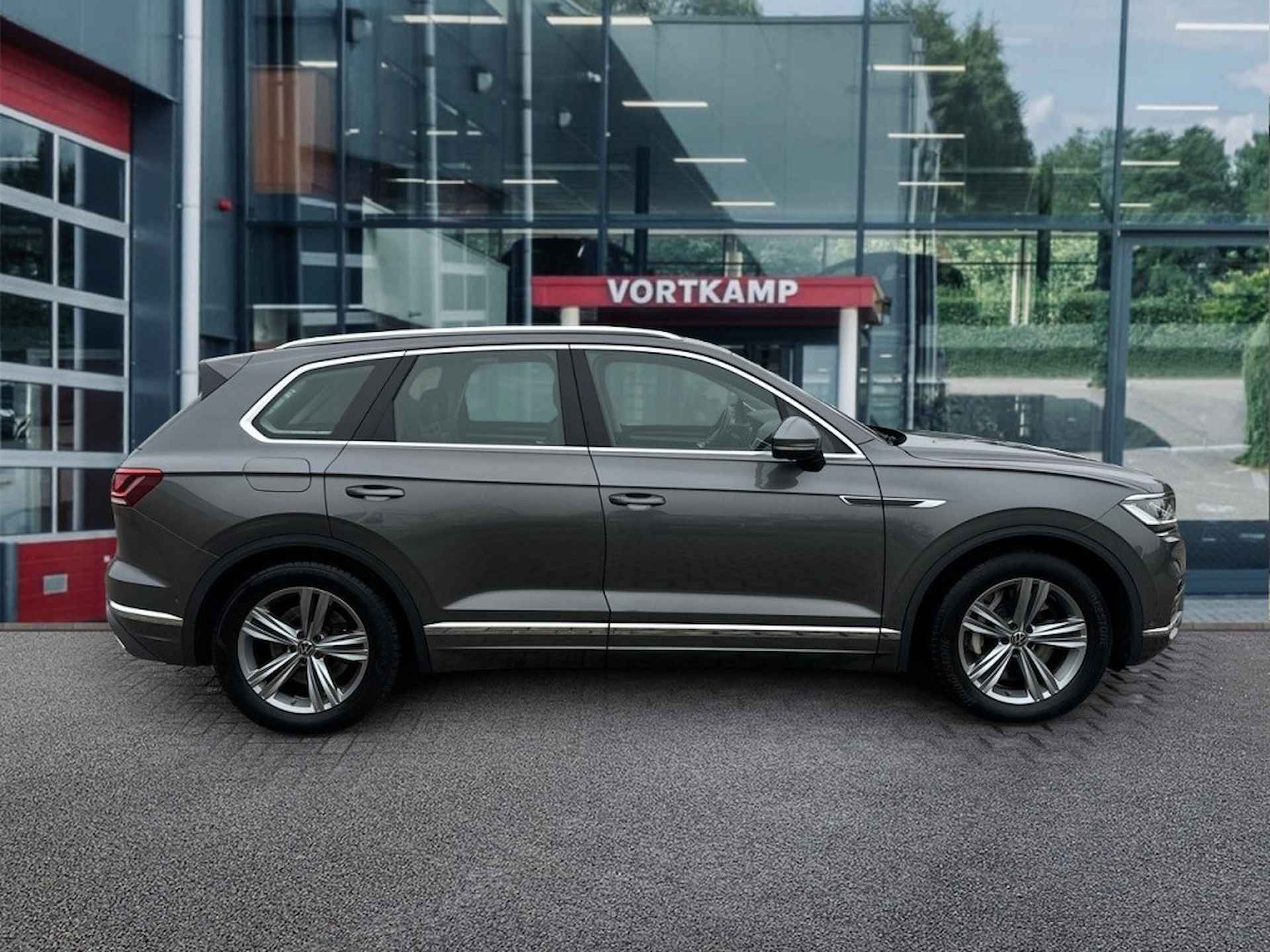 VOLKSWAGEN Touareg 3.0 TSI ELEGANCE EHYBRID LUCHT-VERING/PANO-DAK/TREKHAAK/360-CAME - 4/26