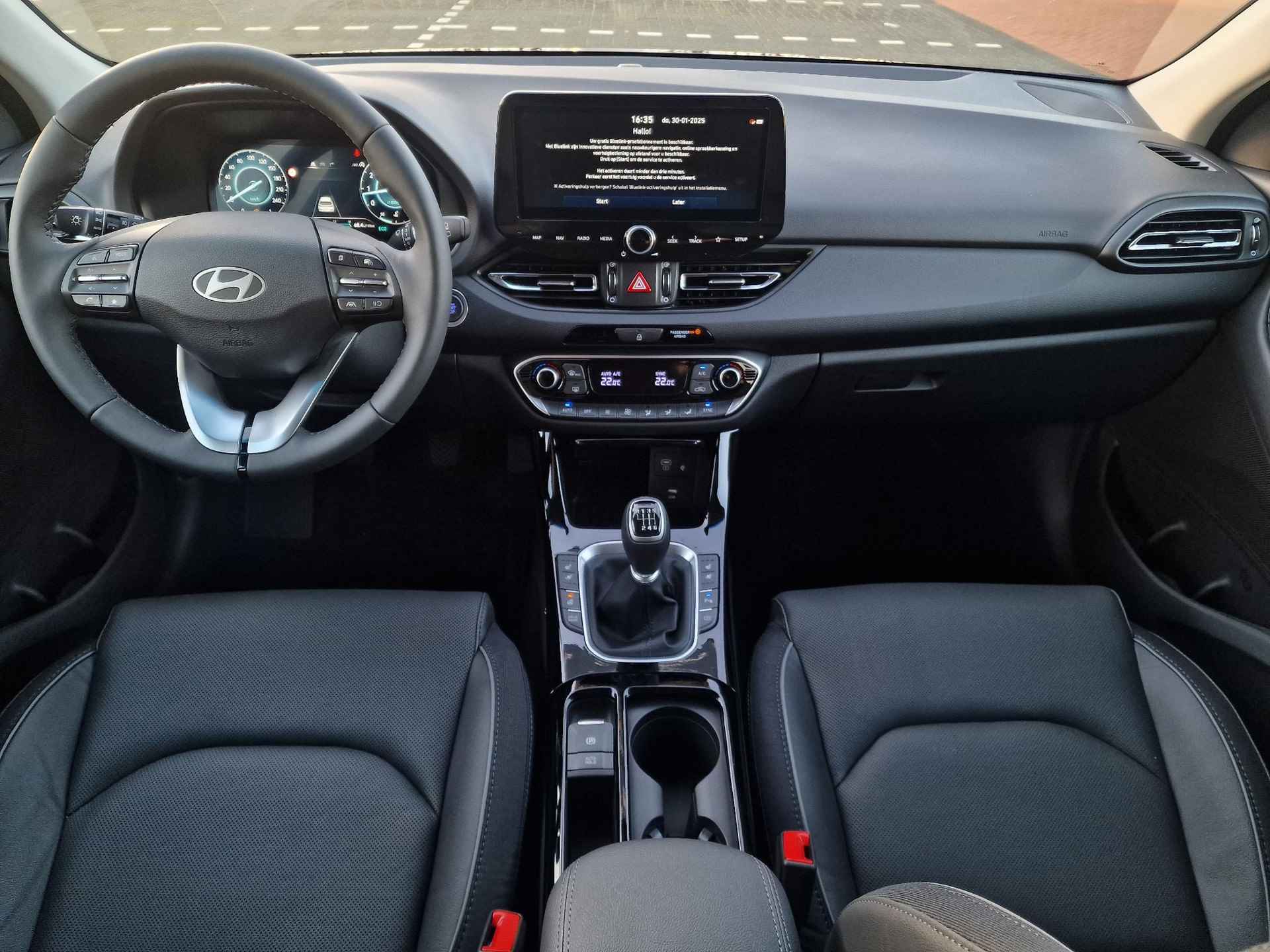 Hyundai i30 1.5 T-GDi MHEV Premium | €2000 KORTING | AFNEEMBARE TREKHAAK | ALL SEASON BANDEN | STOEL/-STUUR VERWARMING | - 16/38