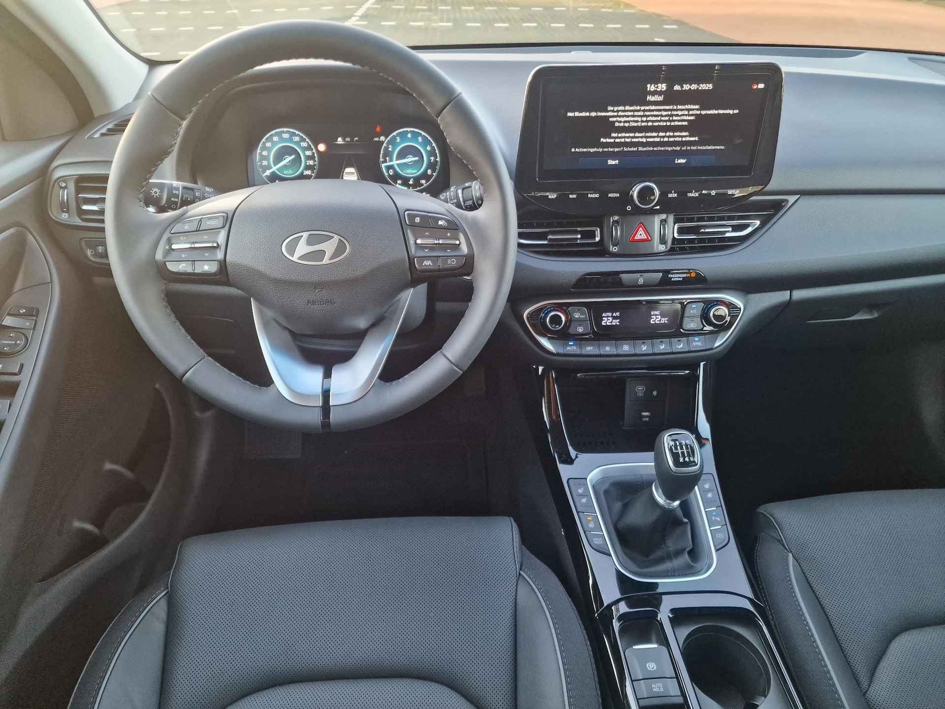 Hyundai i30 1.5 T-GDi MHEV Premium | €2000 KORTING | AFNEEMBARE TREKHAAK | ALL SEASON BANDEN | STOEL/-STUUR VERWARMING | - 17/38