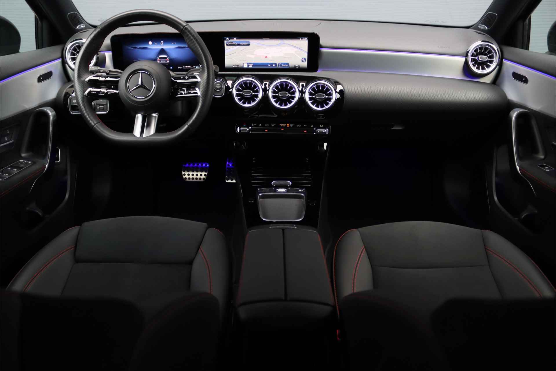 Mercedes-Benz A-Klasse 250 e AMG Line Aut8 | Distronic | Burmester | Keyless Go | Verwarmd Stuurwiel | Camera | Multibeam LED | Sfeerverlichting | Nightpakket | Zitcomfortpakket | - 3/38