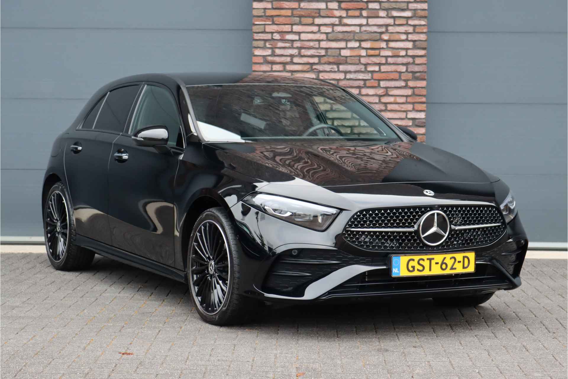 Mercedes-Benz A-Klasse 250 e AMG Line Aut8 | Distronic | Burmester | Keyless Go | Verwarmd Stuurwiel | Camera | Multibeam LED | Sfeerverlichting | Nightpakket | Zitcomfortpakket | - 4/38