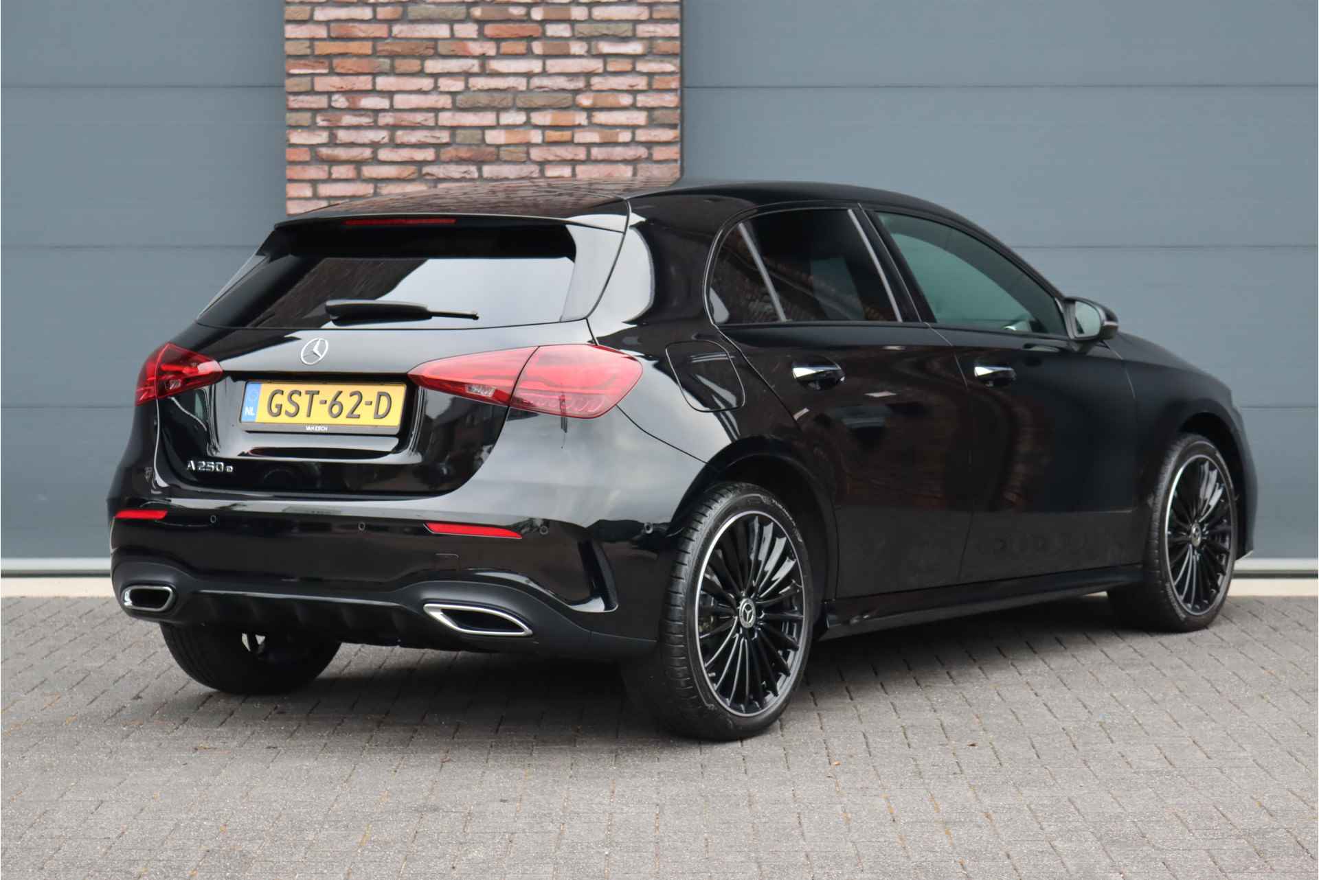 Mercedes-Benz A-Klasse 250 e AMG Line Aut8 | Distronic | Burmester | Keyless Go | Verwarmd Stuurwiel | Camera | Multibeam LED | Sfeerverlichting | Nightpakket | Zitcomfortpakket | - 8/38