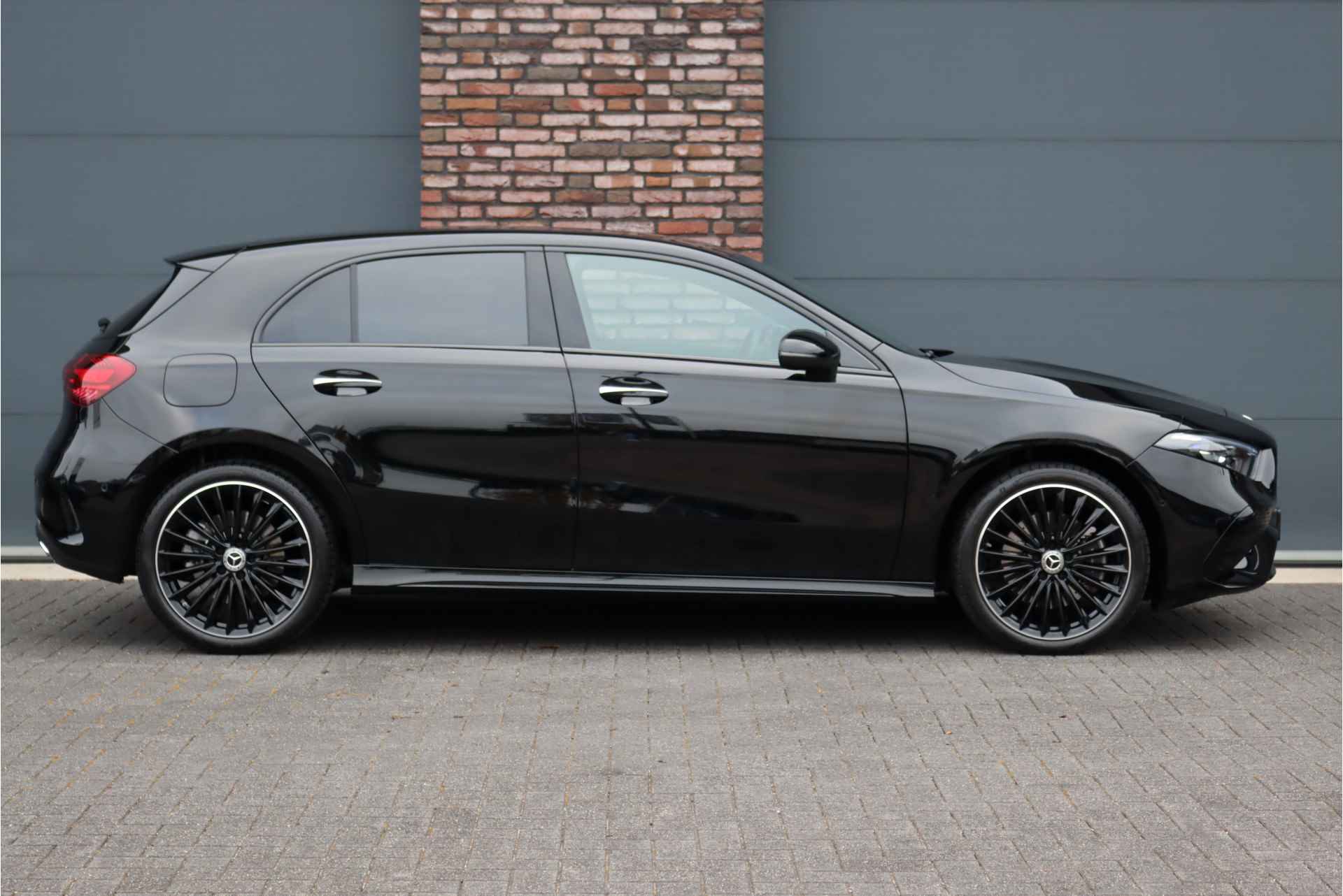 Mercedes-Benz A-Klasse 250 e AMG Line Aut8 | Distronic | Burmester | Keyless Go | Verwarmd Stuurwiel | Camera | Multibeam LED | Sfeerverlichting | Nightpakket | Zitcomfortpakket | - 12/38