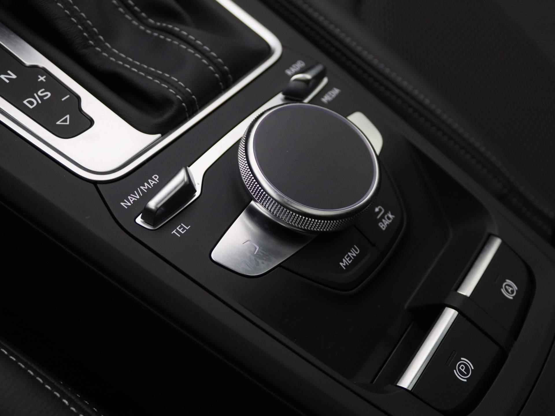 Audi Q2 35 TFSI S Edition 150 PK | S-line exterieur | S-line interieur | Automaat | Camera | Navigatie | Panoramadak | Adaptive Cruise Control | Stoelverwarming | Apple Carplay | Android Auto | Lichtmetalen velgen | Climate Control | SONOS Premium | Fabrieksgarantie | - 24/48